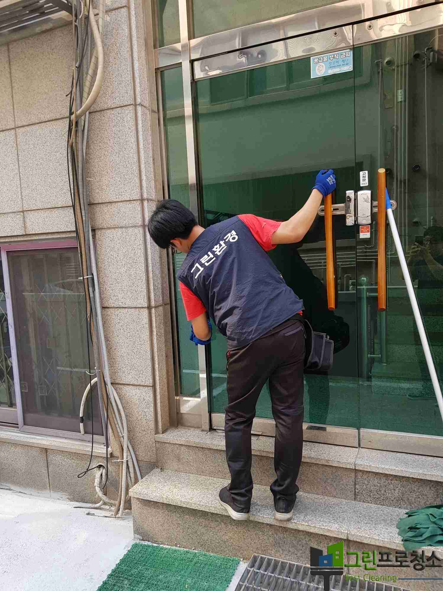 전문 장비를 이용한 계단 청소