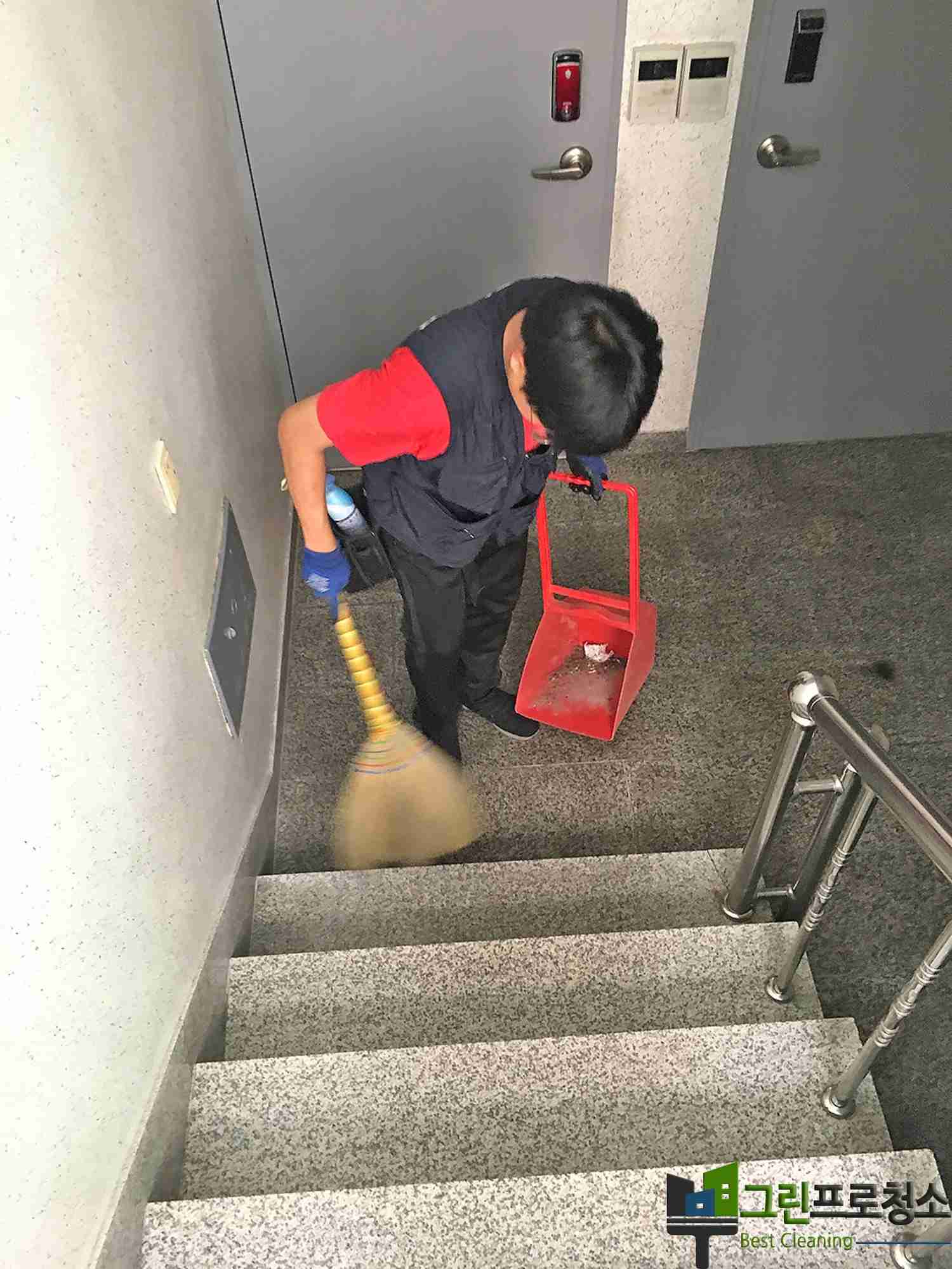 바닥 청소 전과 후 비교사진