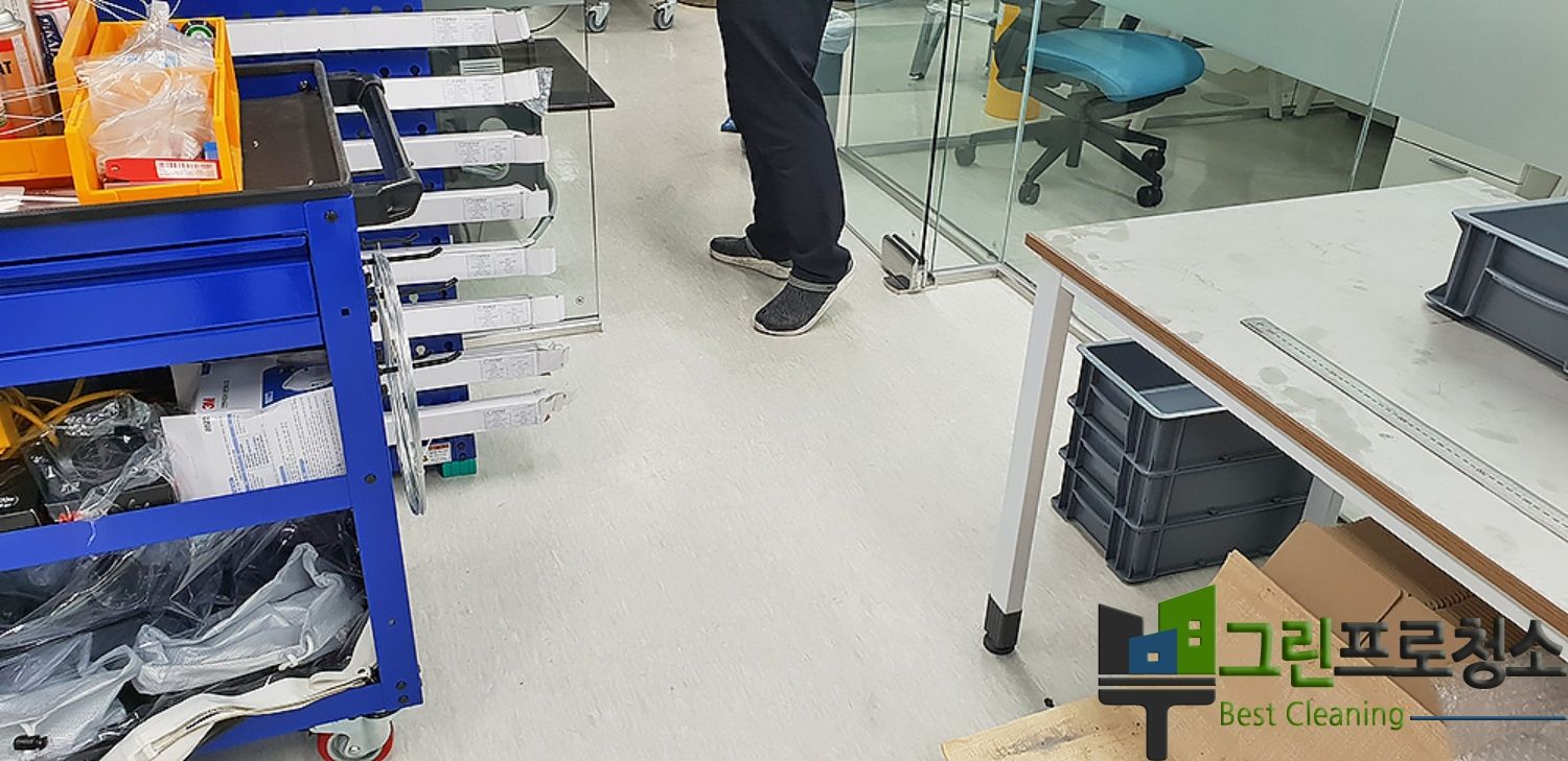 전문 인력의 사무실 청소 장면