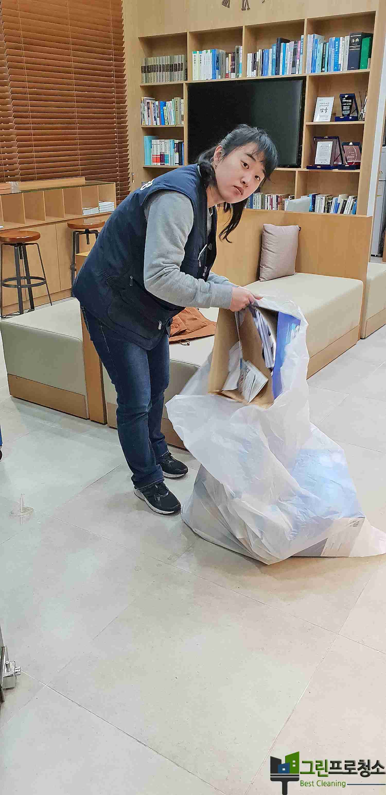 매장 내부 청소 모습
