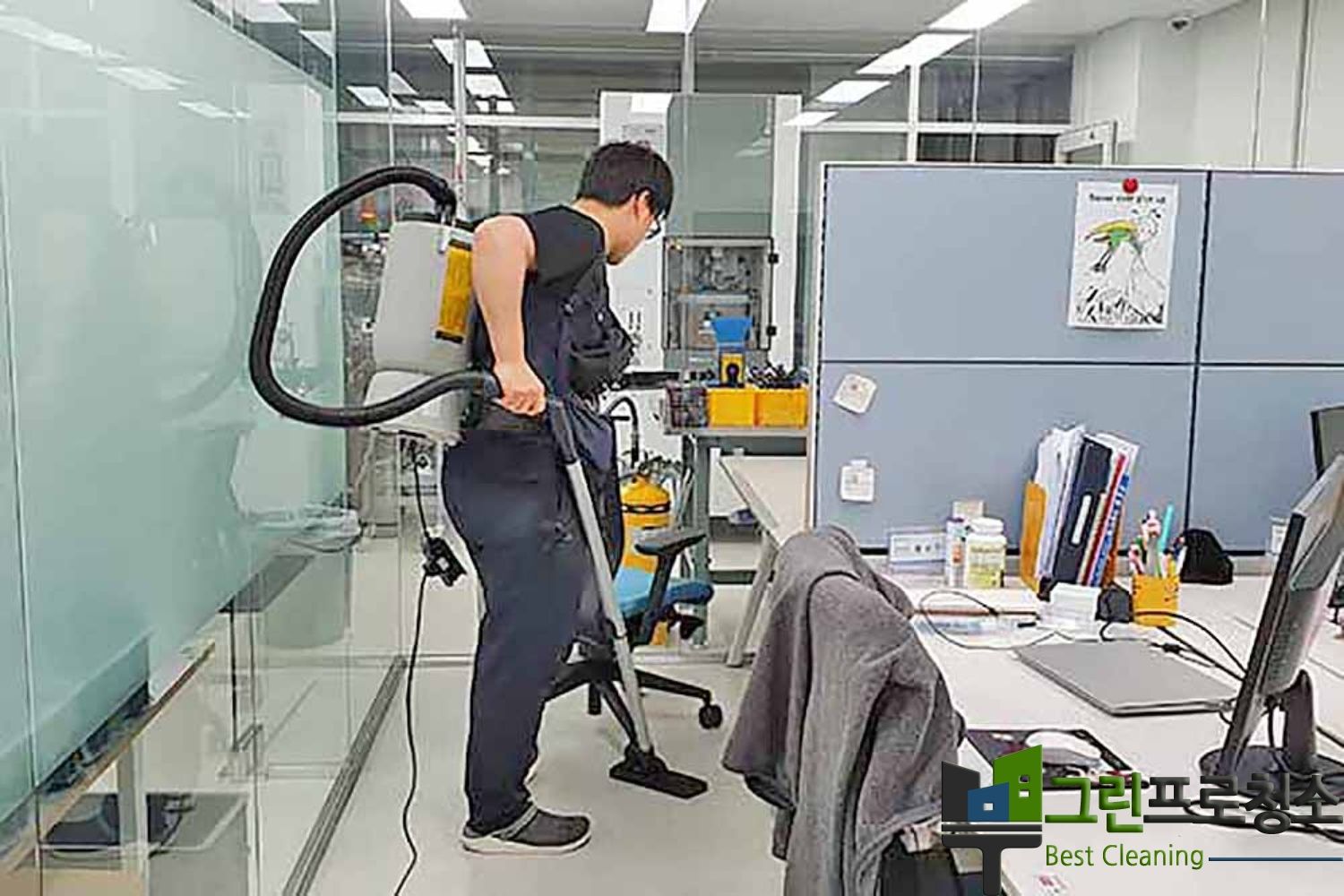 전문 인력들의 청소 작업 모습