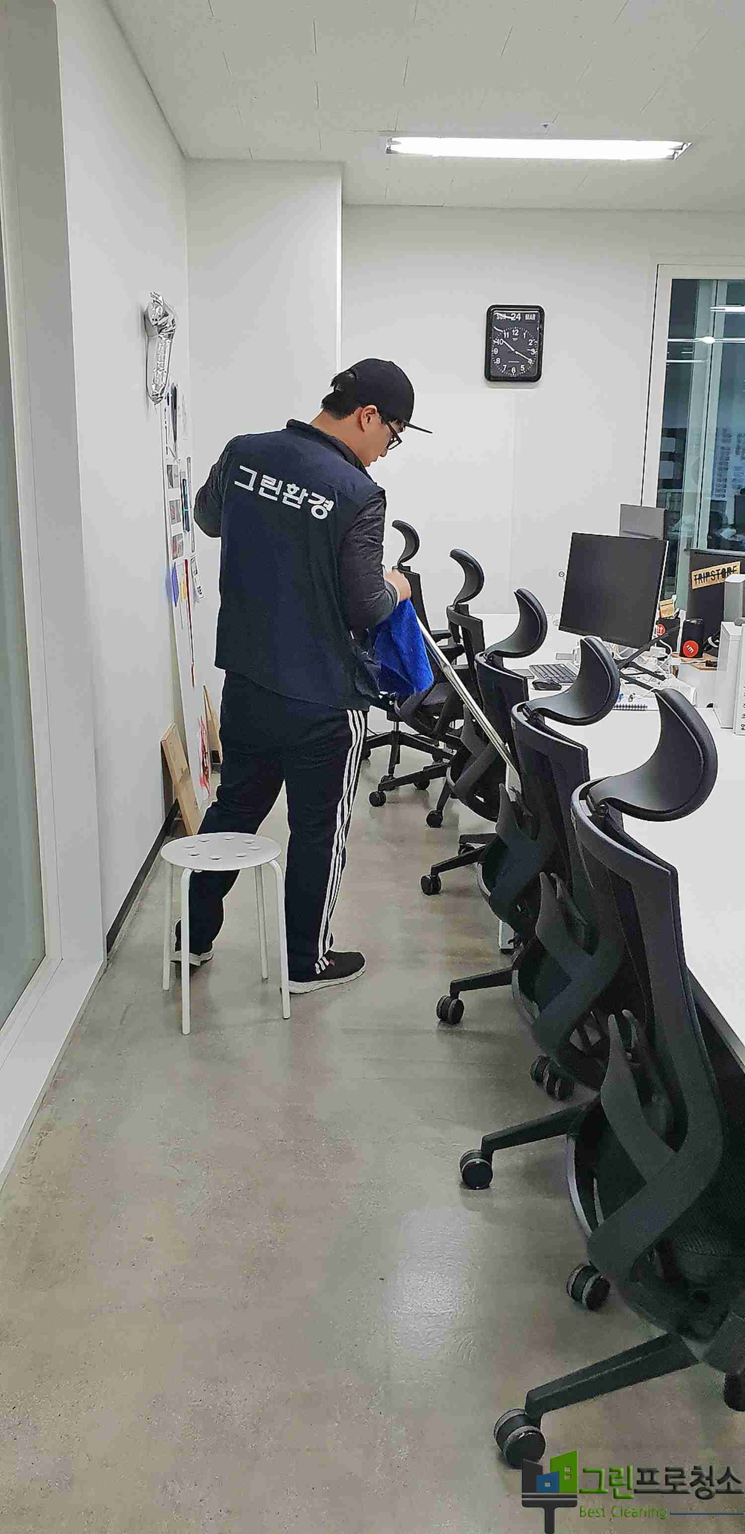 화장실 클리닝 전문 장비 사용 모습