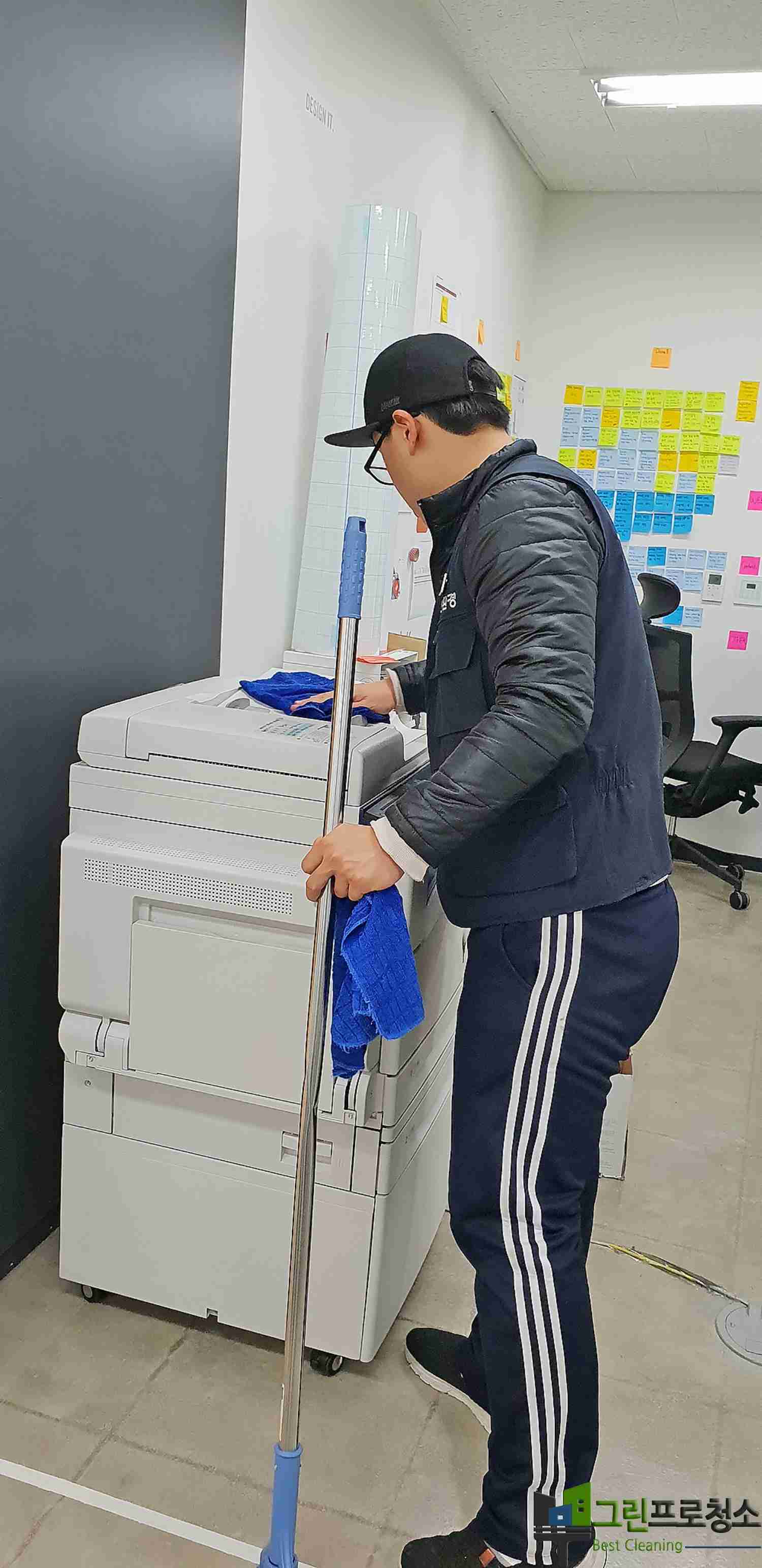 에어컨 필터 정밀 청소 모습