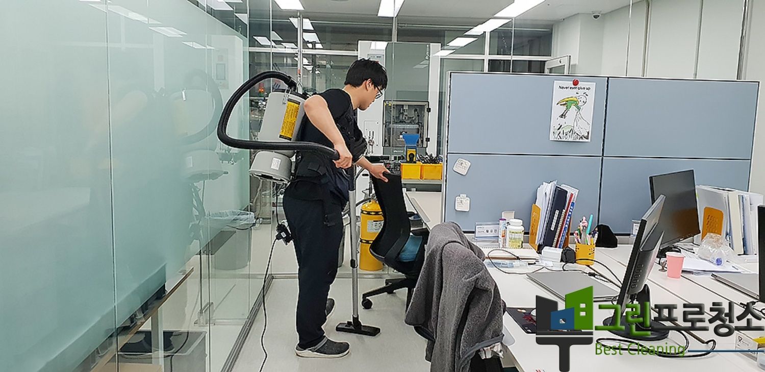 회의실 청소중 이미지6