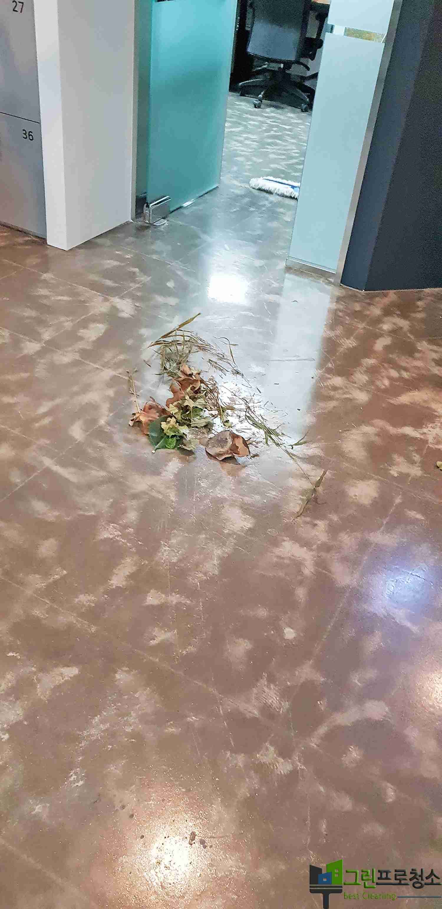 사무실 바닥 청소 장면