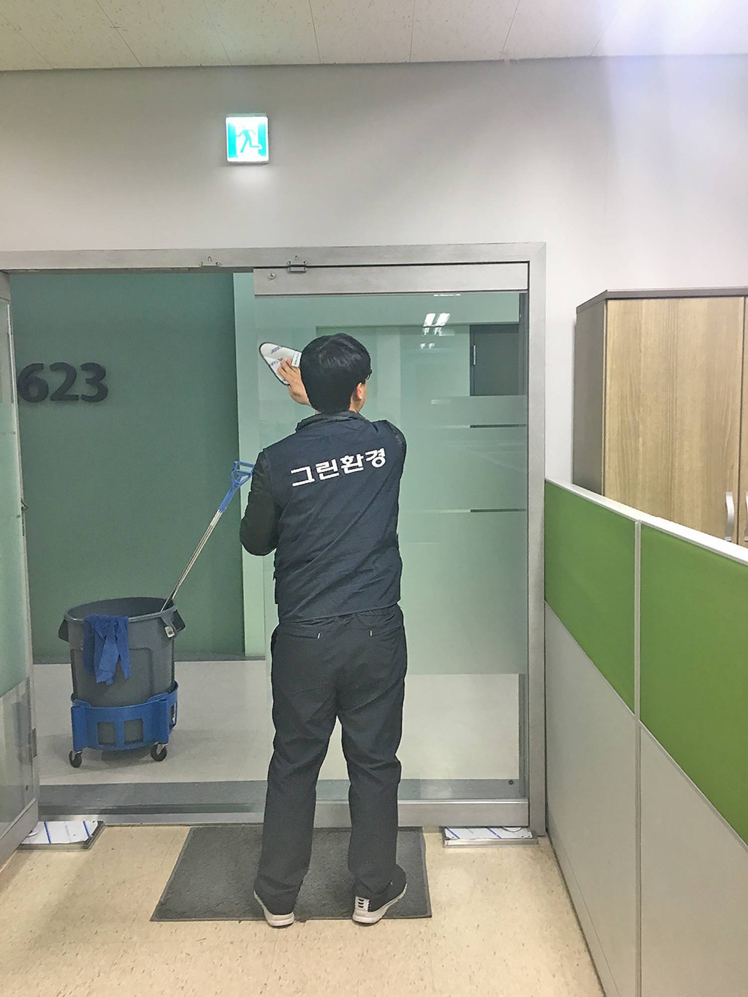사무실 정기 청소 모습