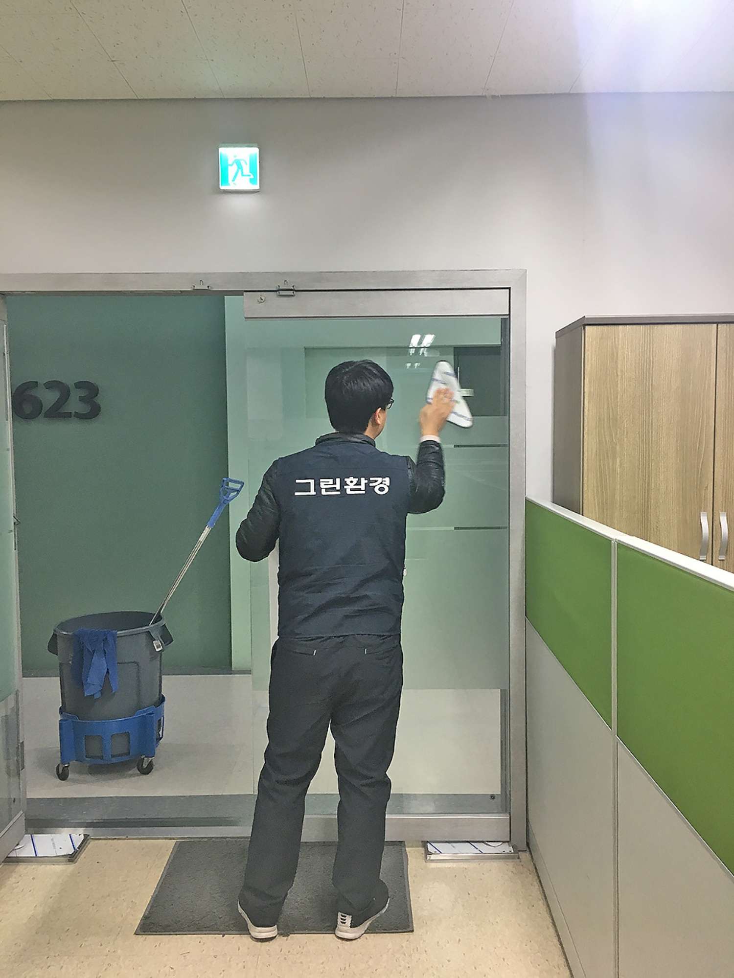 책상과 파티션 청소 작업