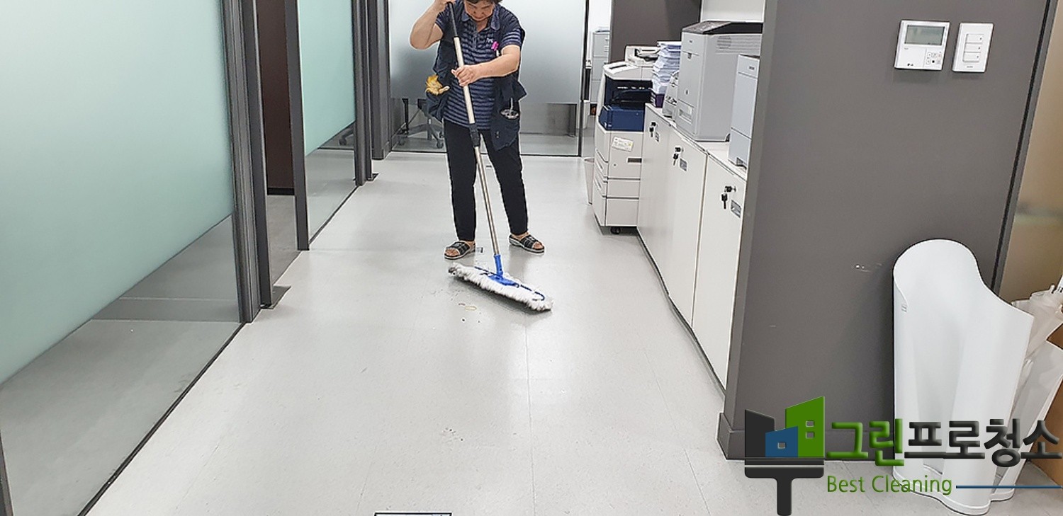 책상과 장비 정리 모습