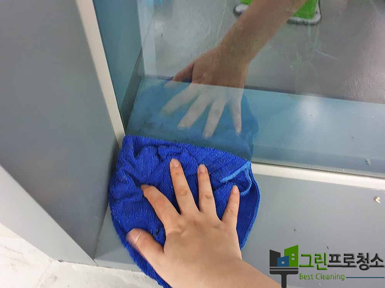 청소 후 정돈된 사무공간
