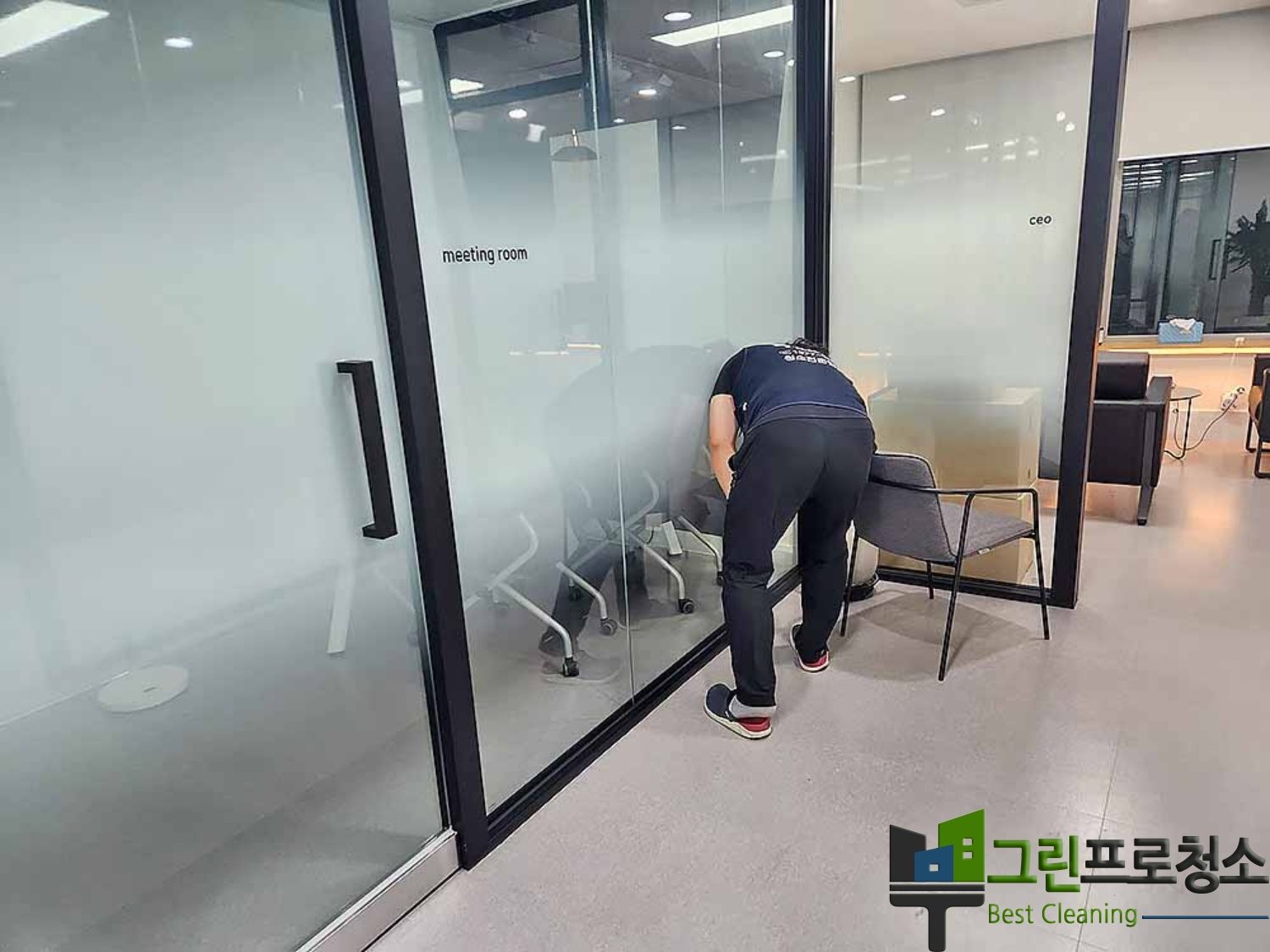 작업 중 전문 장비 활용 이미지