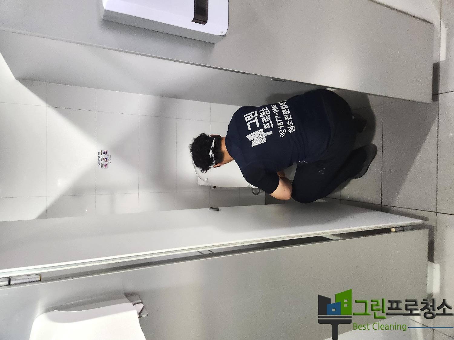 고압세척 중인 송도 계단