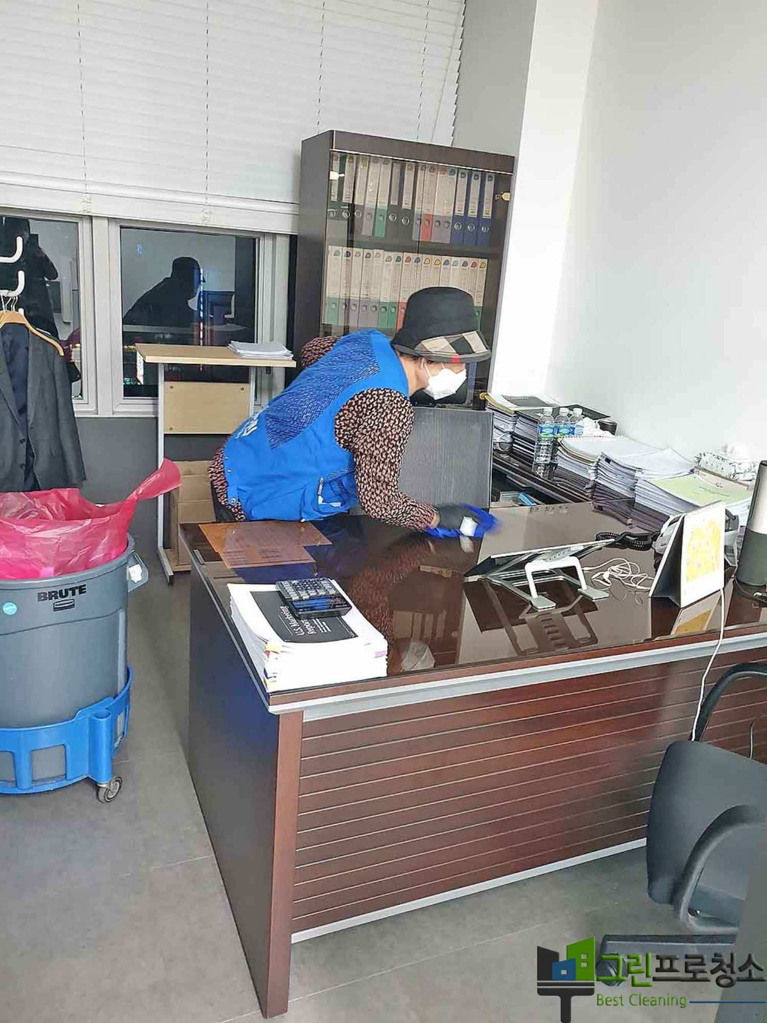 욕실 청소하는 모습