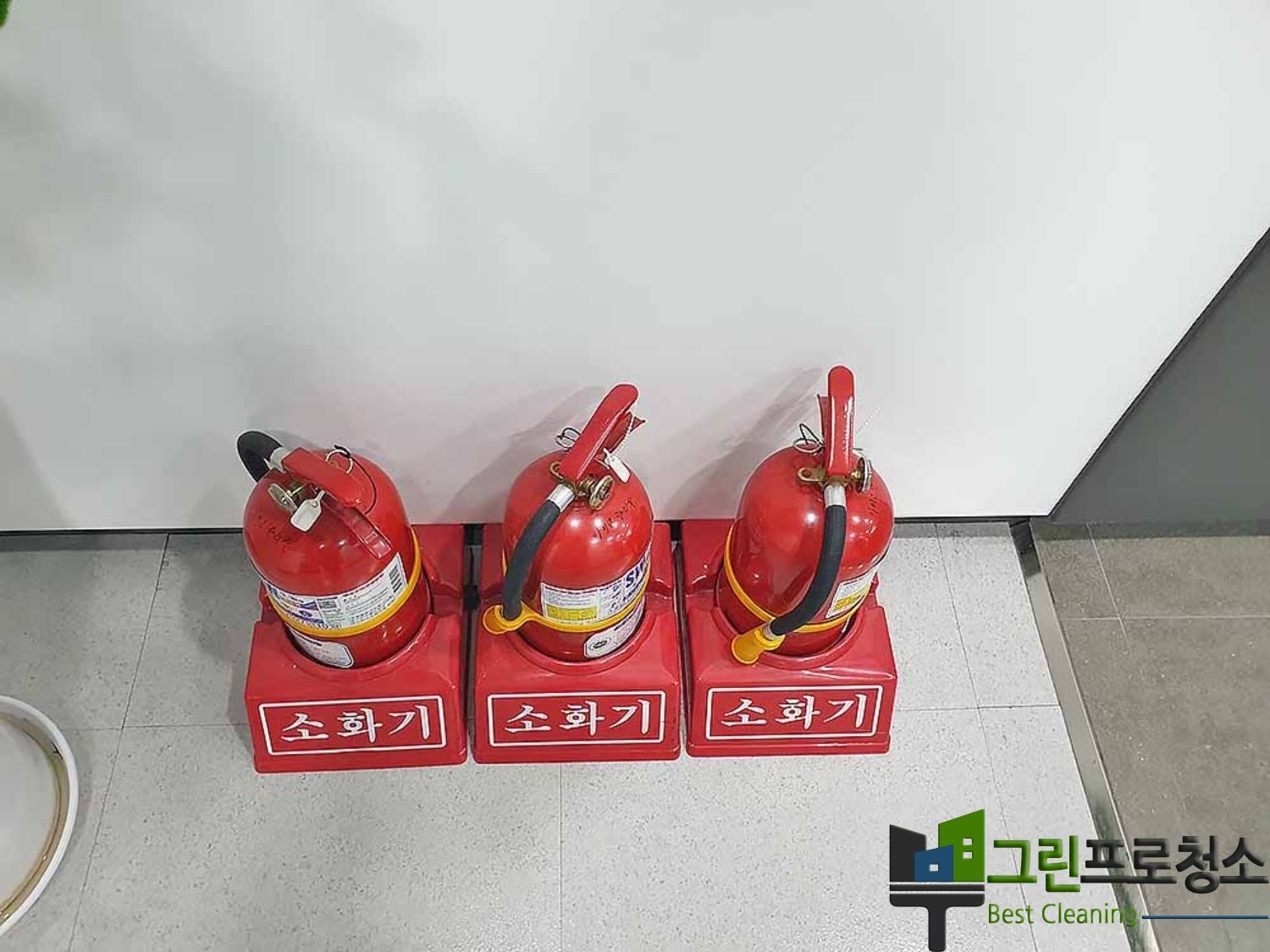 병원 복도 청소 장면