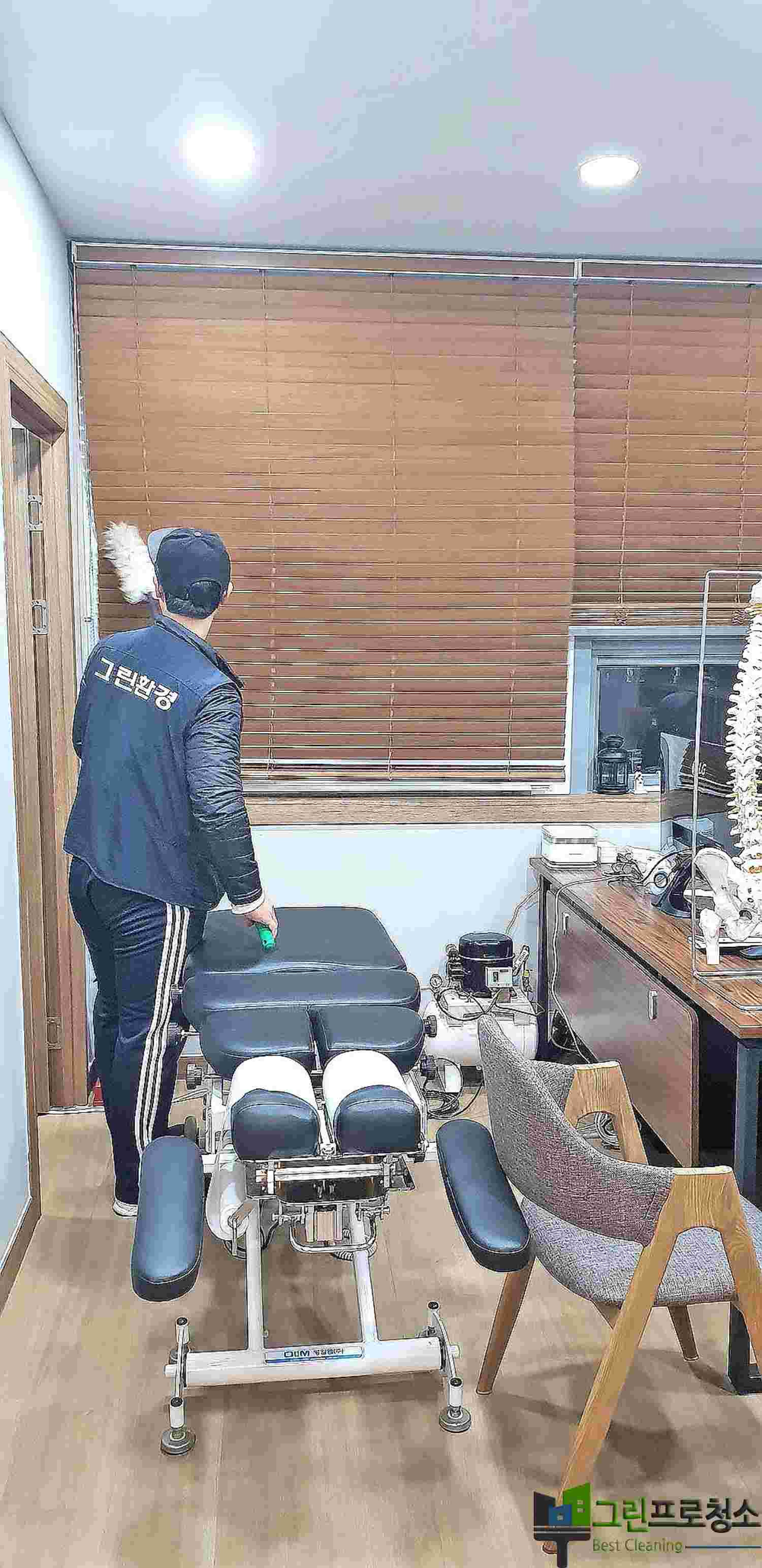 항균제 뿌리는 모습