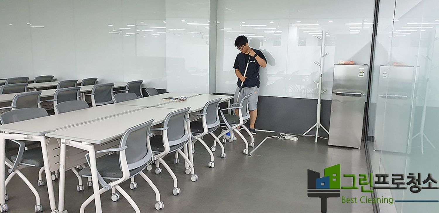 전문 클리너가 청소 중인 사진