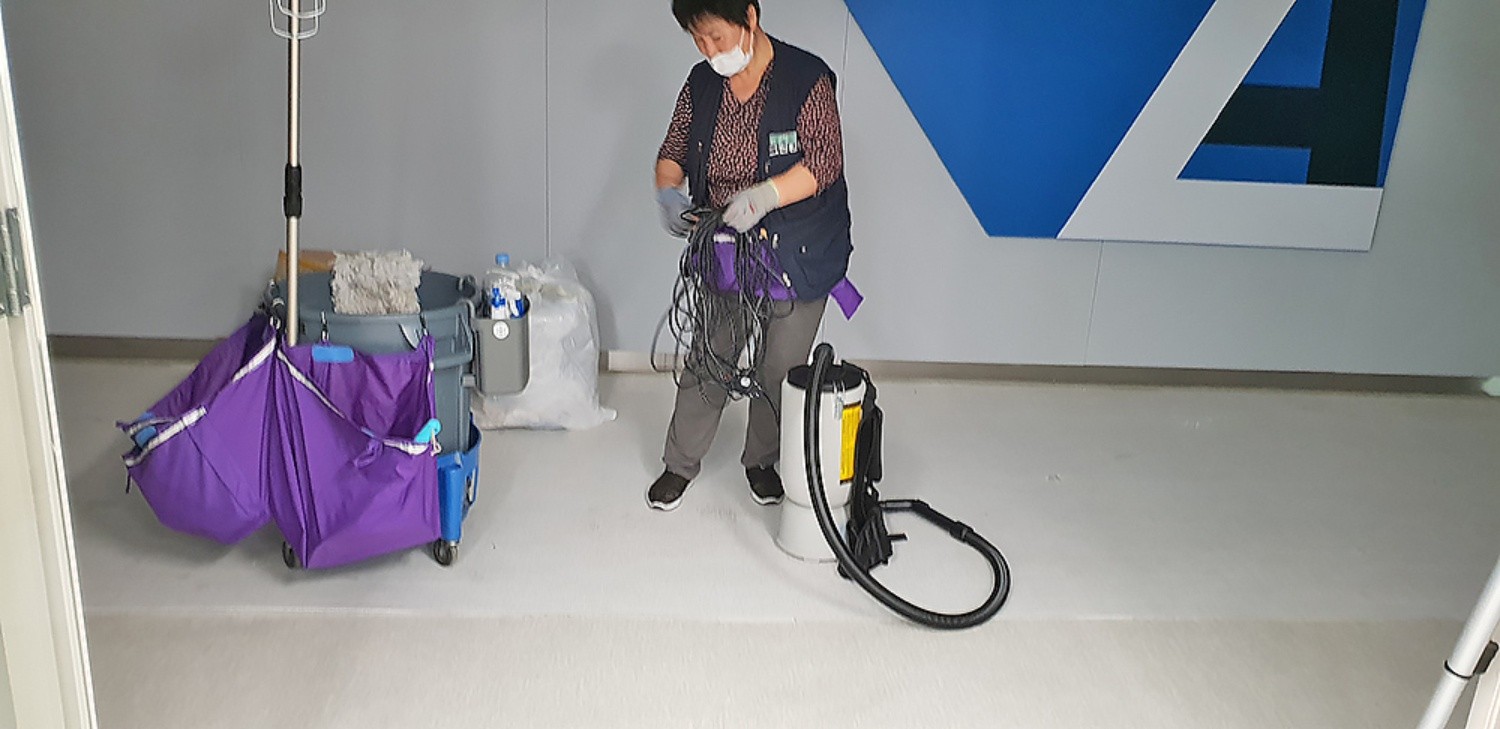 오전 시간대 완결된 사무실 청소 이미지6