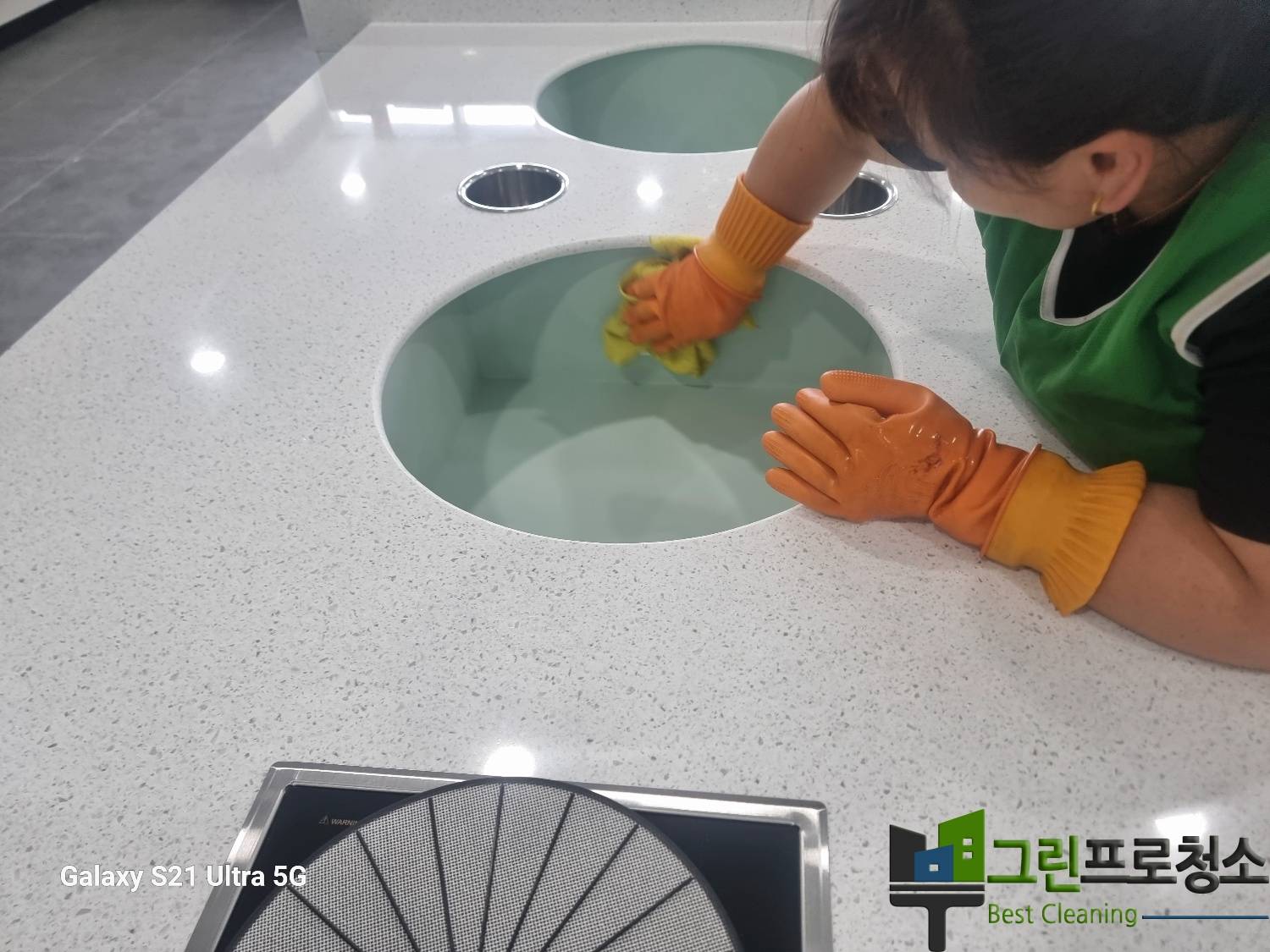 바닥청소 및 먼지 제거 이미지