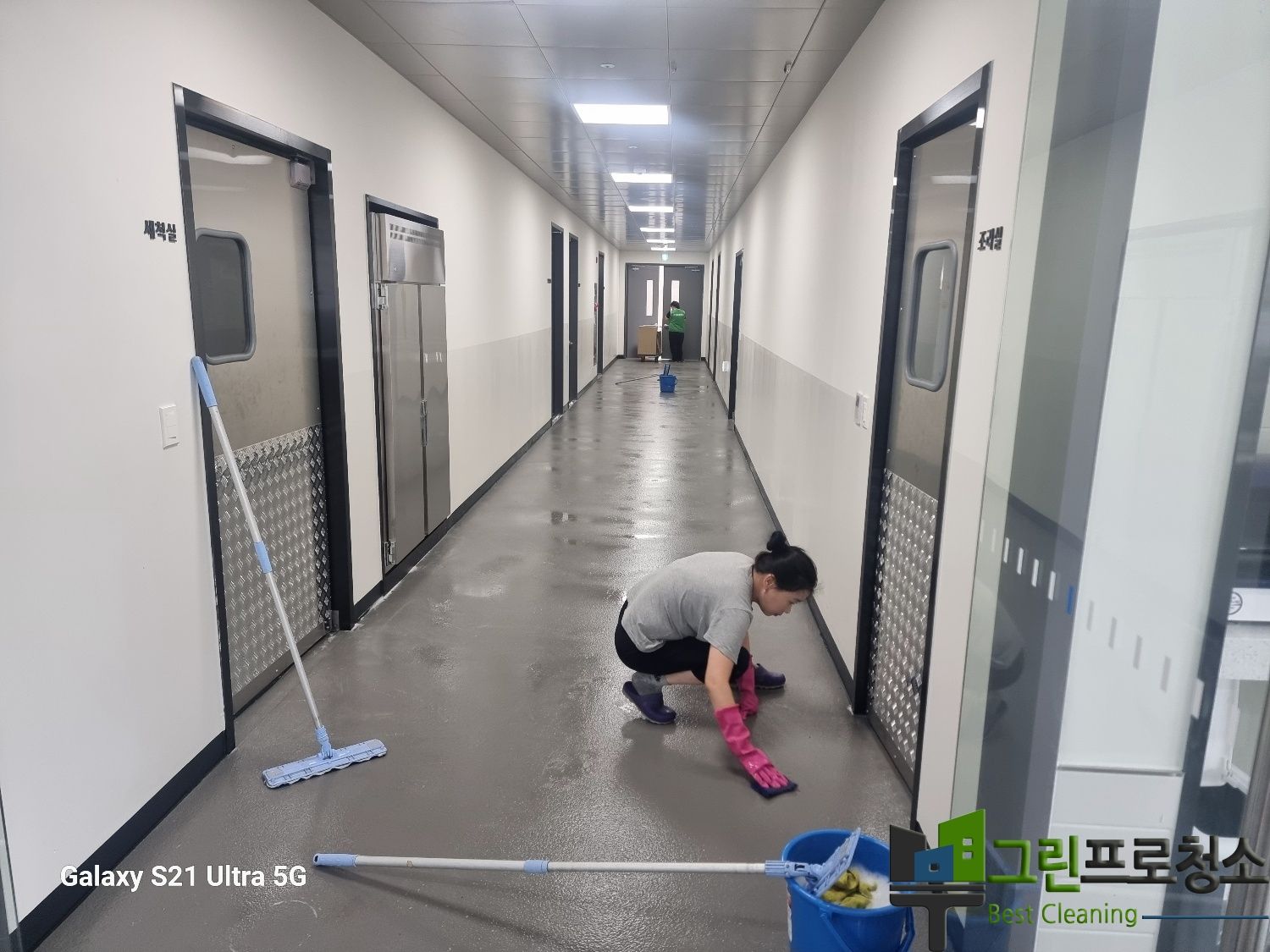 의자 틈 청소 이미지