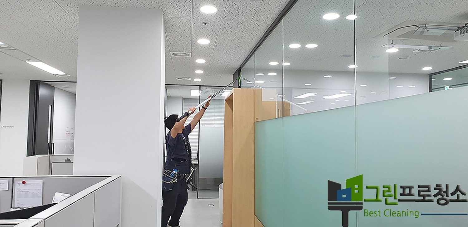 전문 장비로 청소 중인 모습