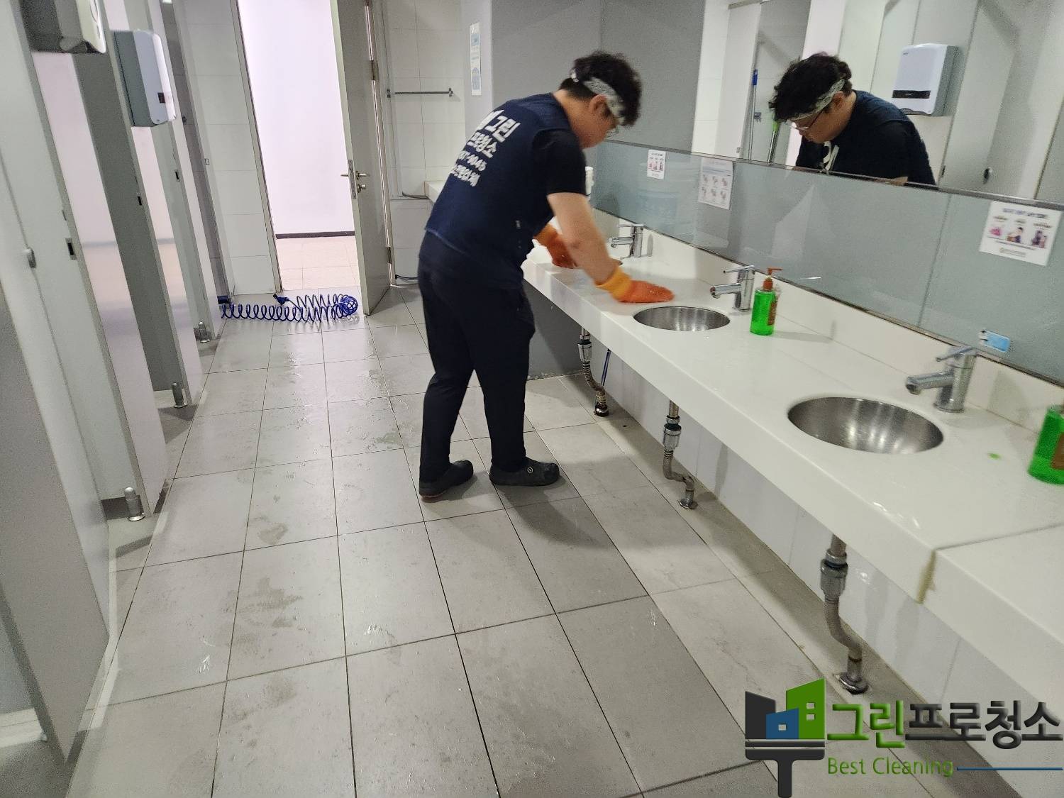 화장실 벽과 타일 청소 모습