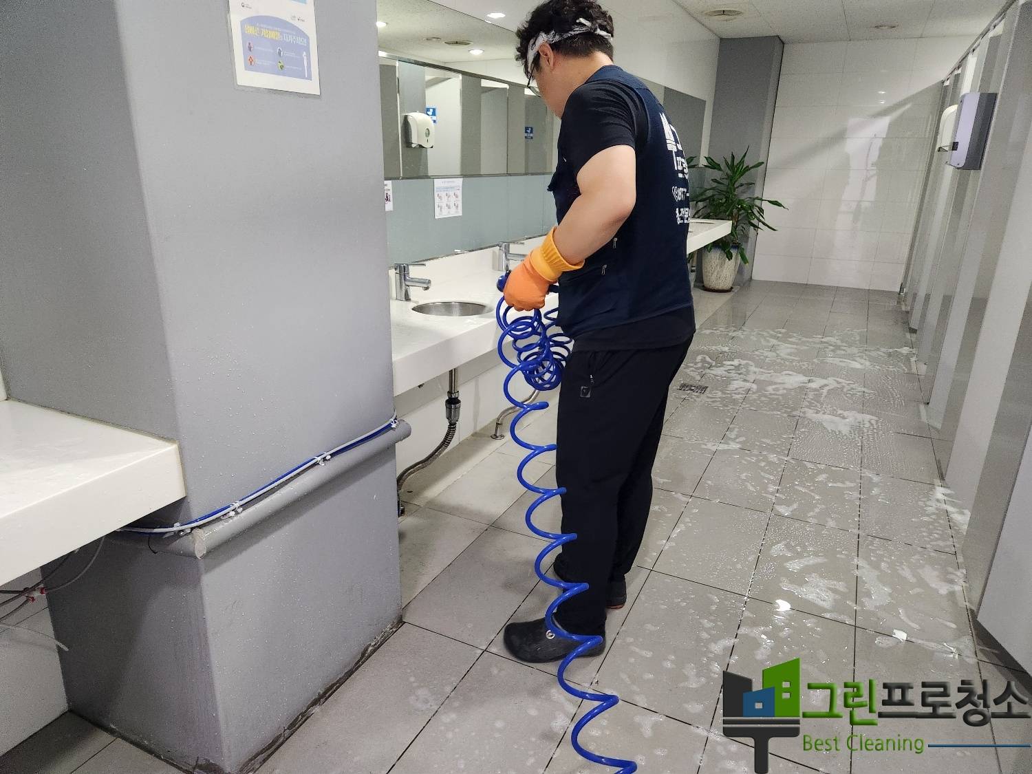 정기청소로 쾌적해진 학원 화장실