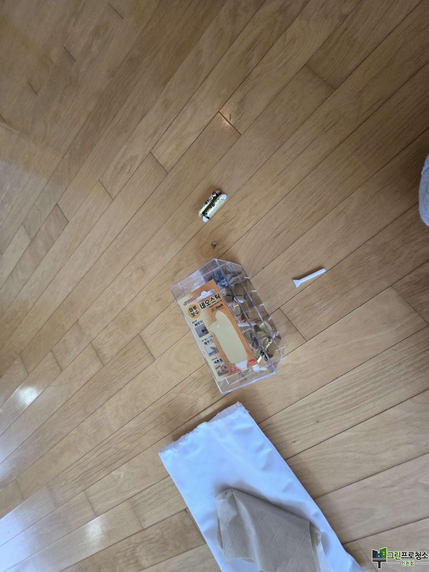 전문 인력이 강마루 청소 작업 중