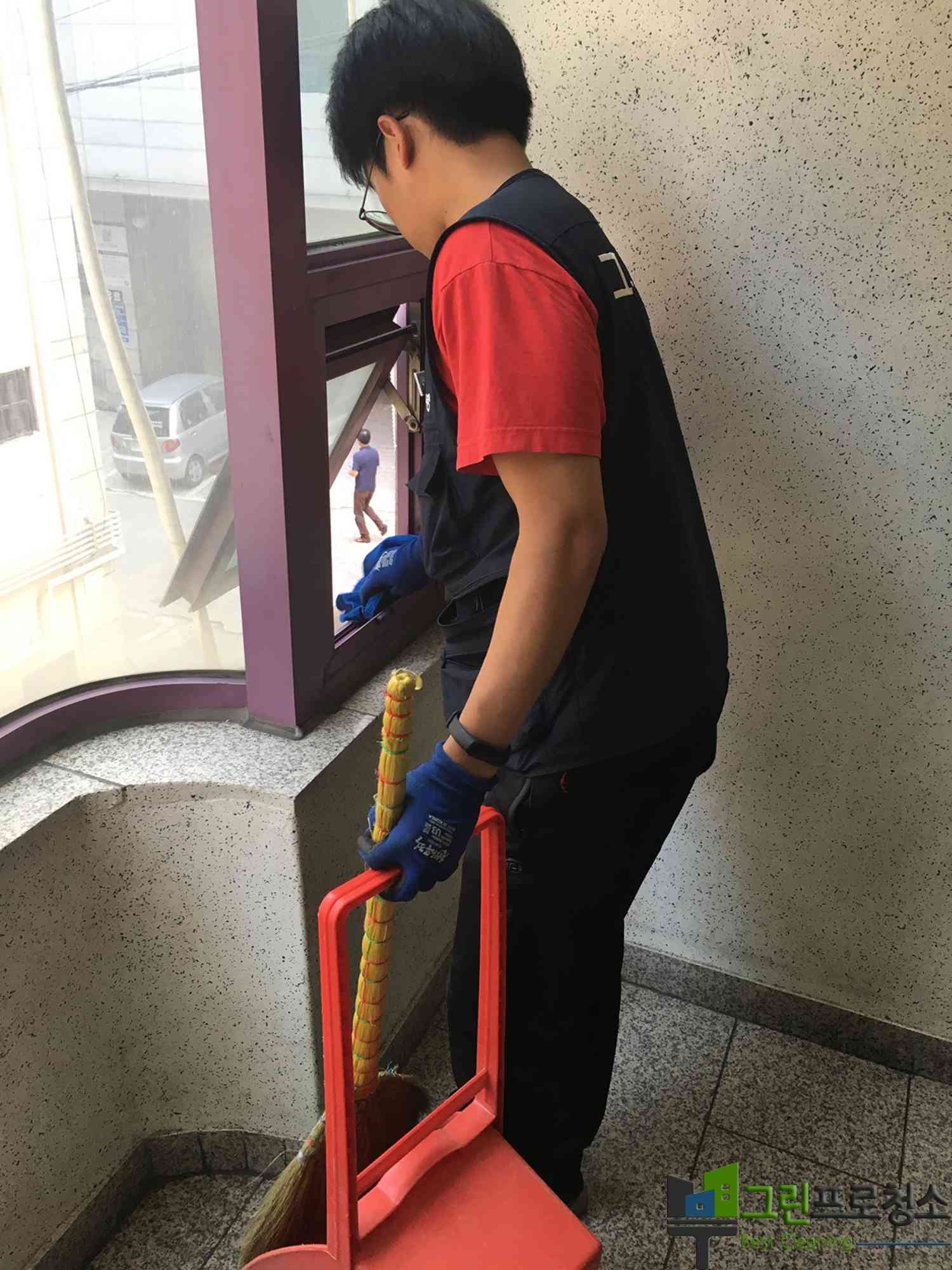 계단 청소 작업 모습 사진