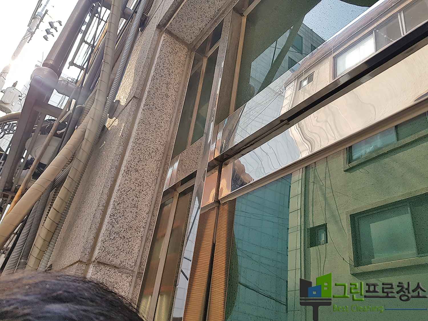 전문 장비를 이용한 계단 청소