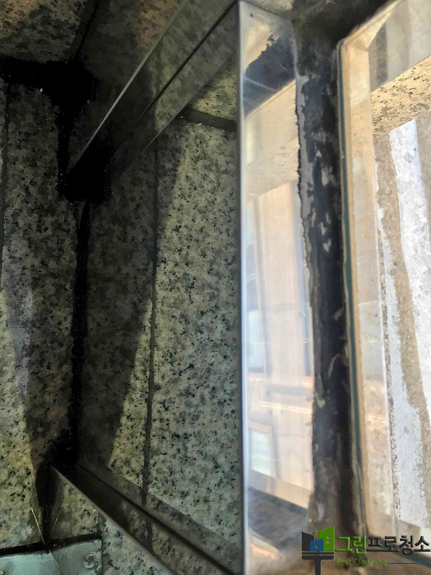 고압세척기로 청소하는 장면