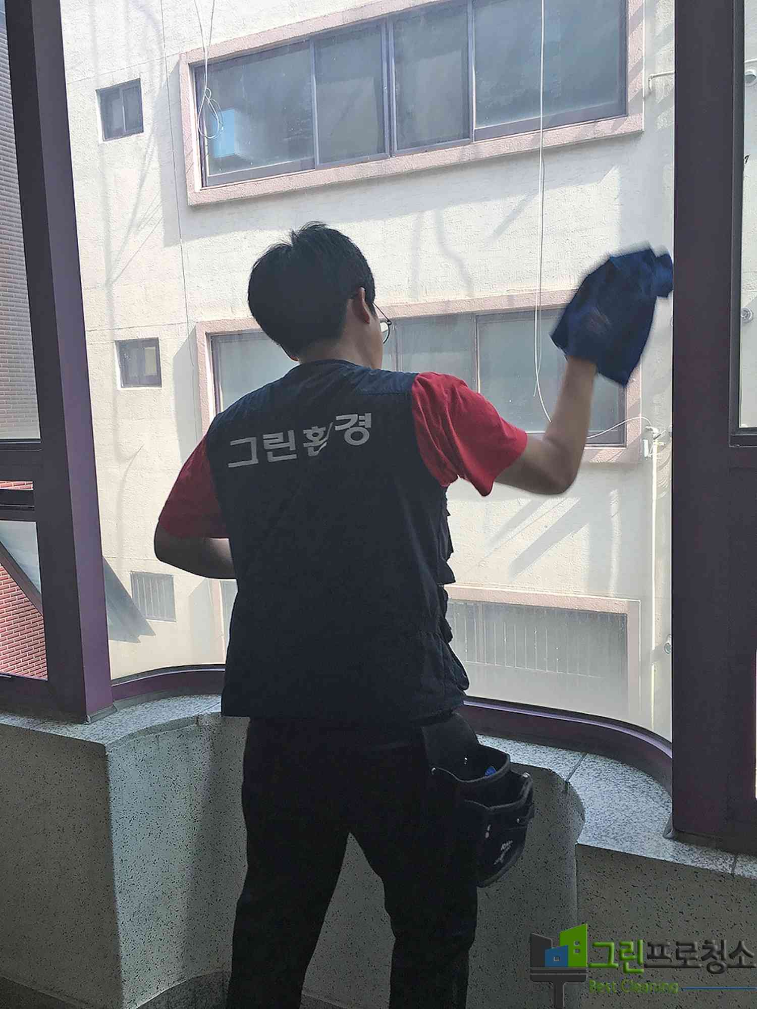 청소 일지를 확인하며 관리 중인 장면