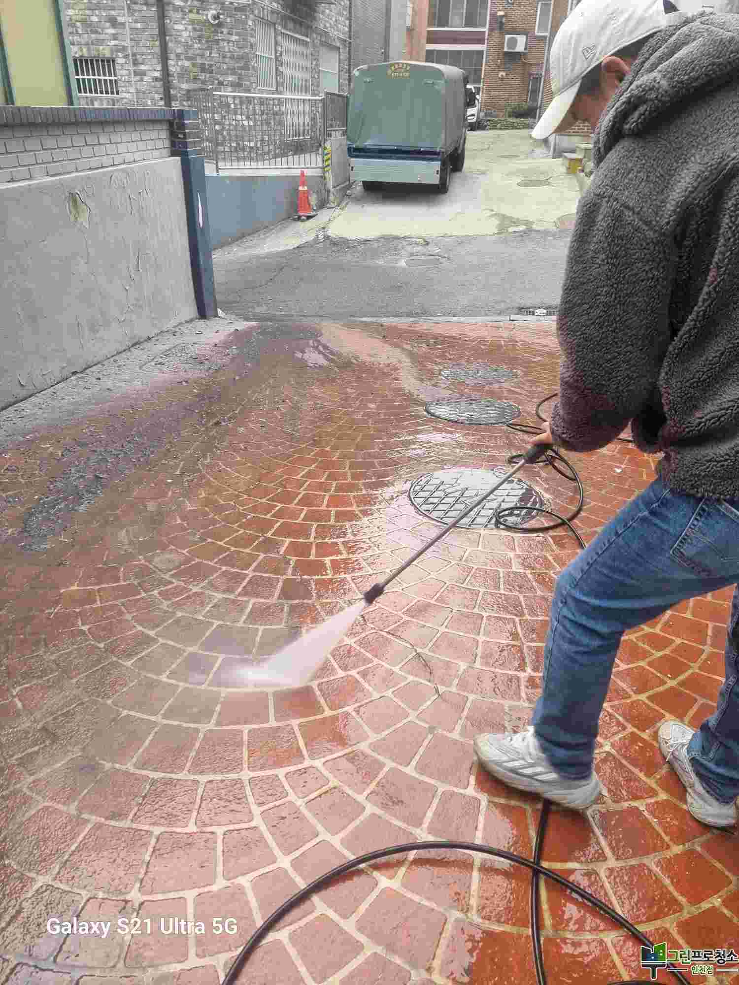 세제 사용 전 테스트 하는 장면