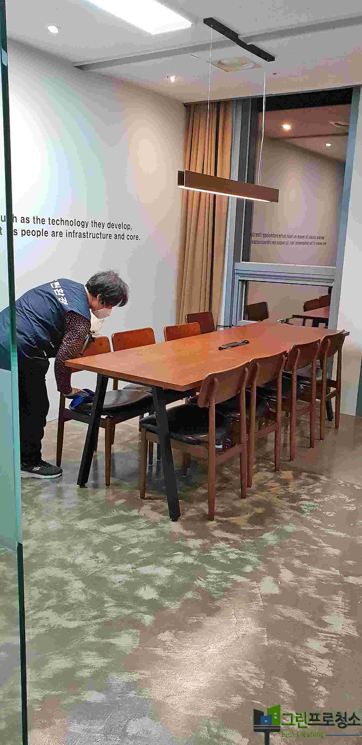 청소전문인력 파견 모습