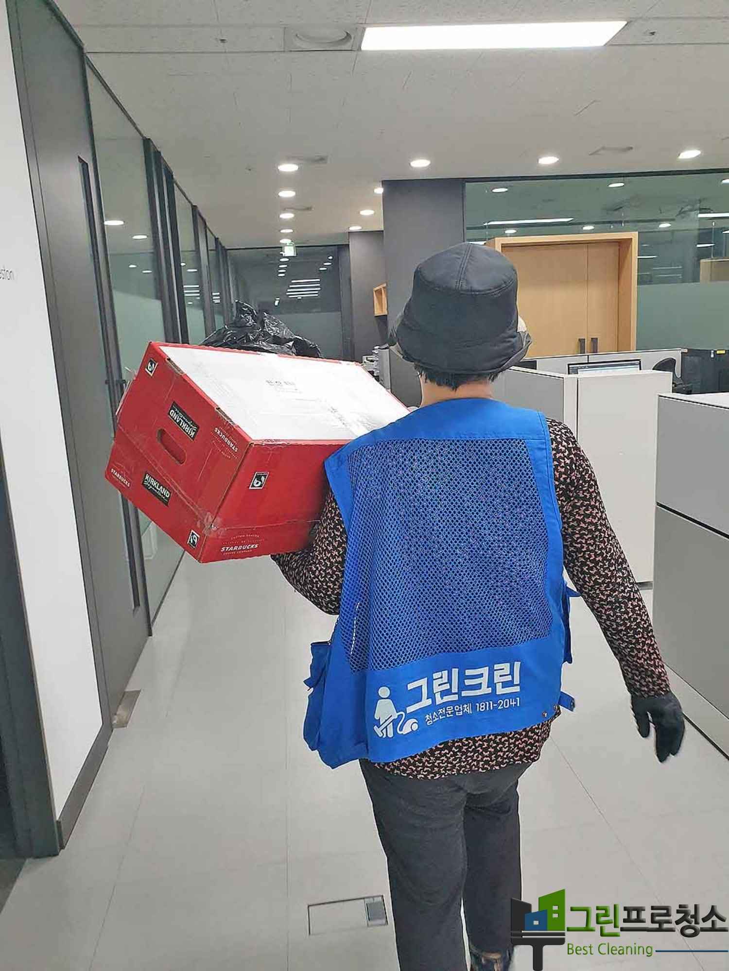 청소 인력들이 기계 장비를 점검하는 모습