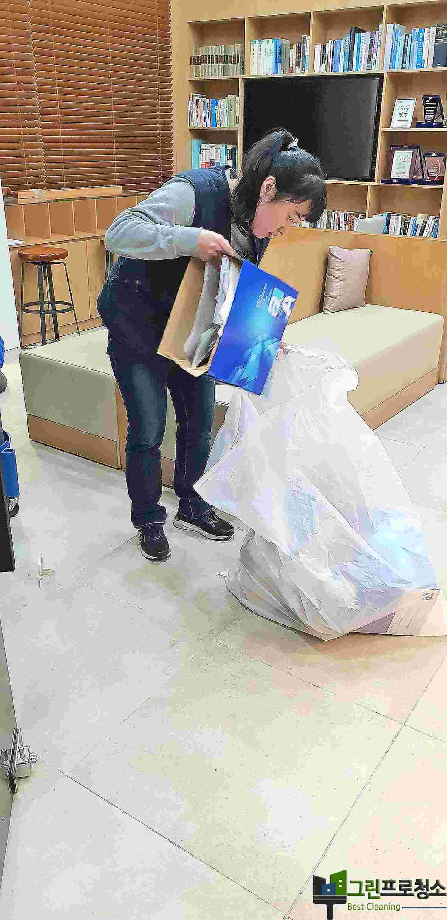 인천 상업지구 내 아울렛 정기청소 모습