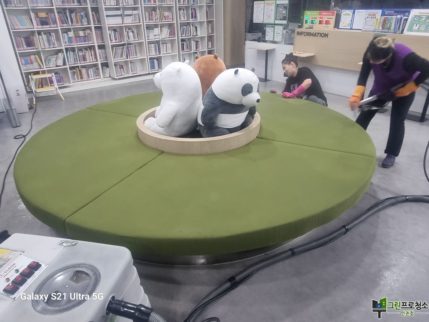 책상 및 의자 소독 장면