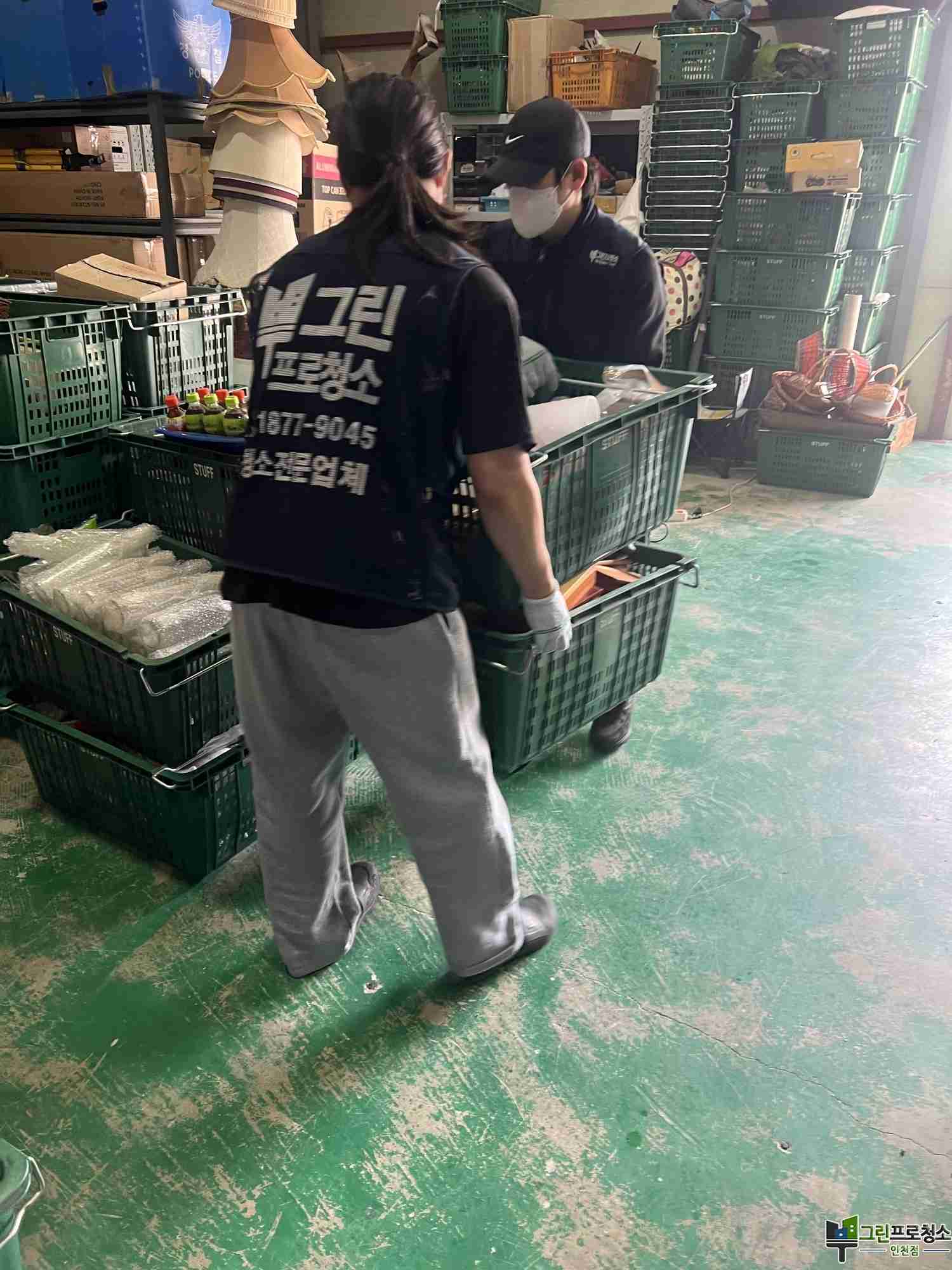 고소작업 장비로 섬세한 청소