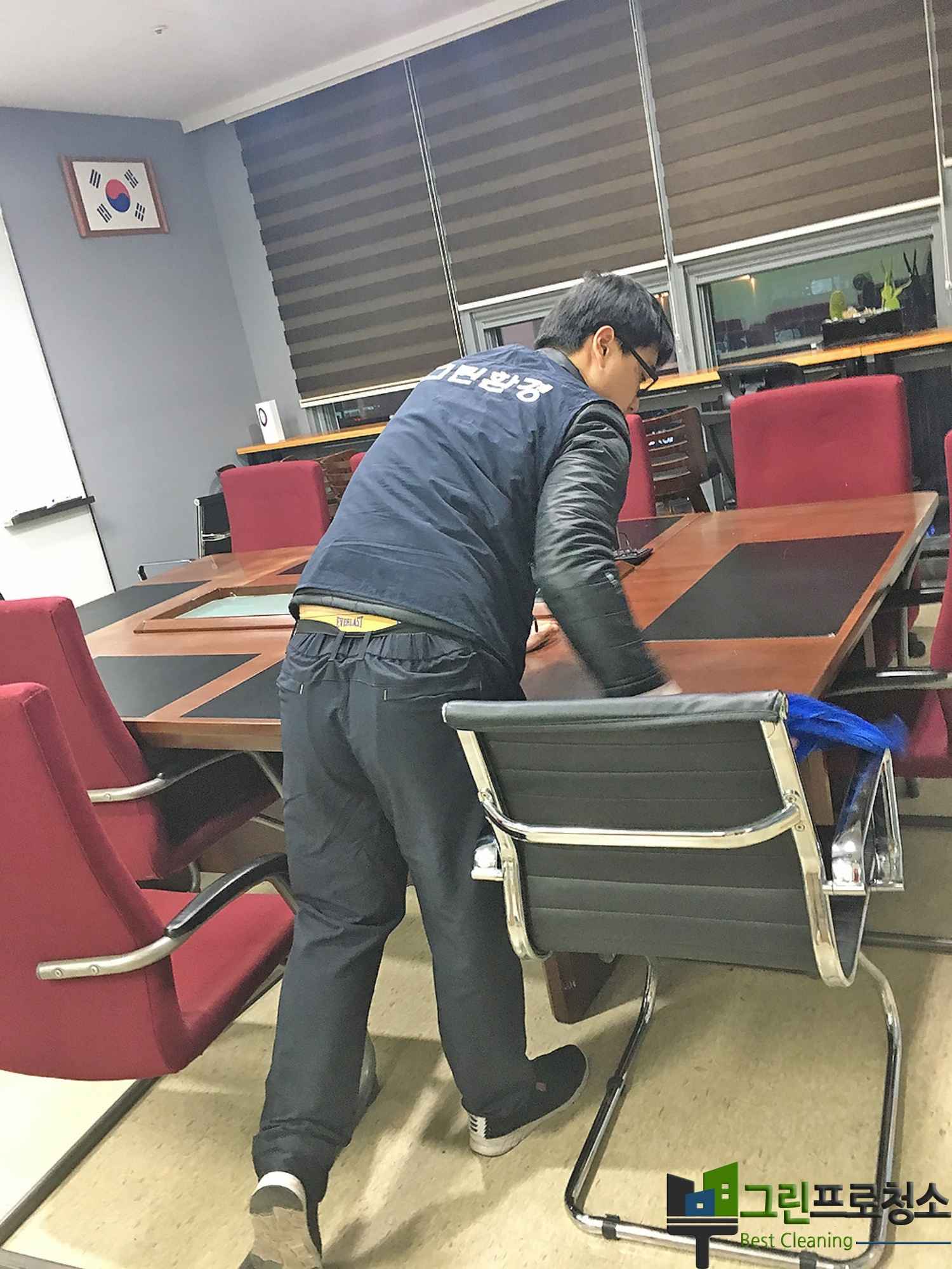 다양한 사무 가구 정리