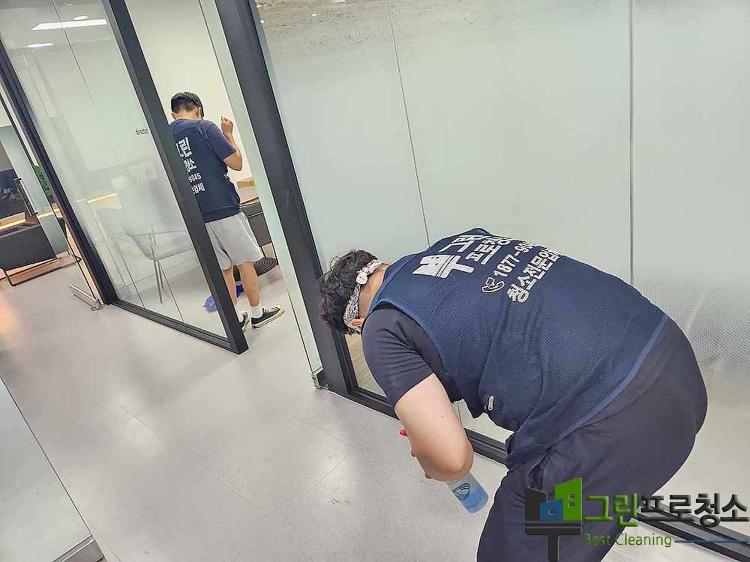 완료된 청소 후 사무실 모습