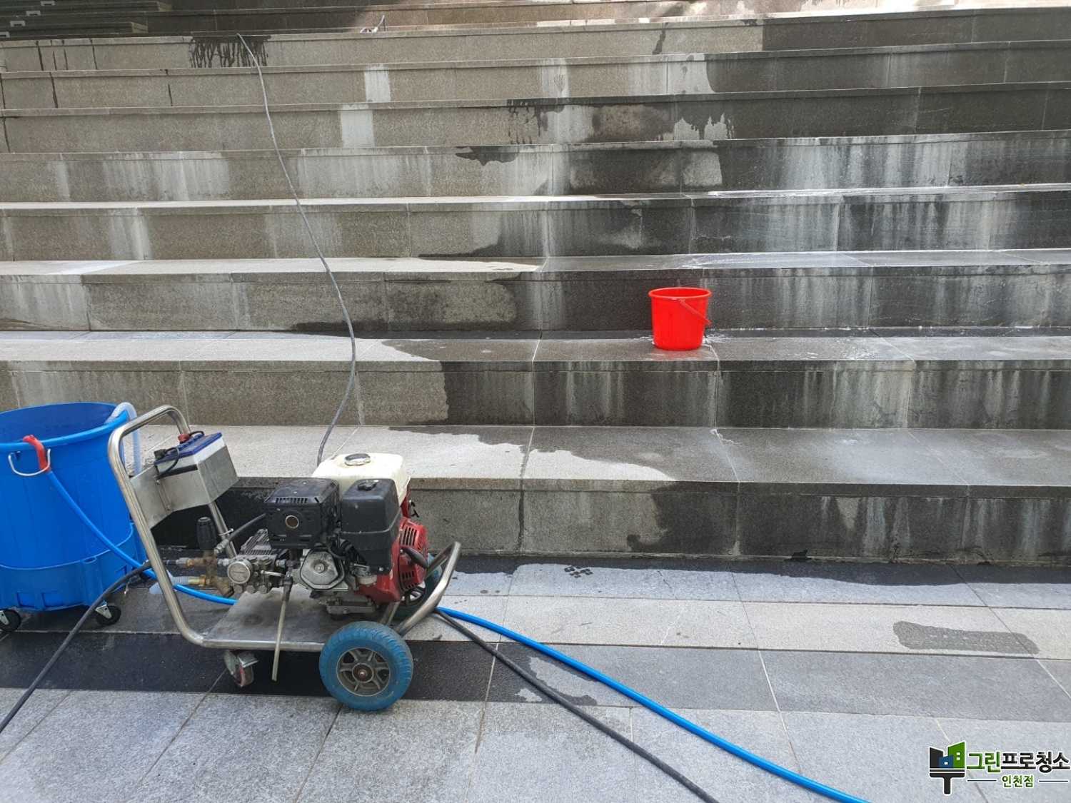 외부 타일 벽 백화 제거 전후 변화