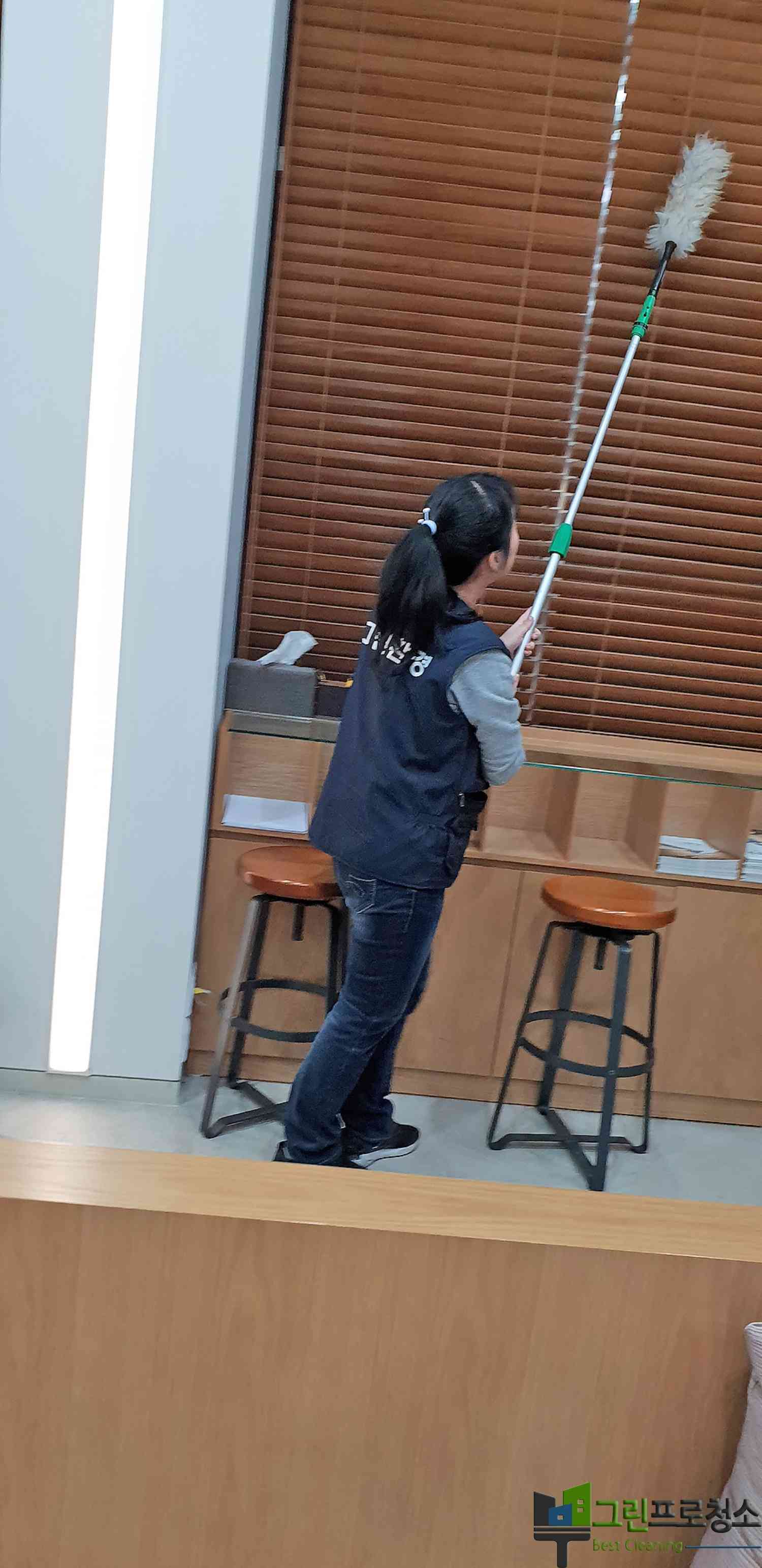병원 복도 세정 전후 비교
