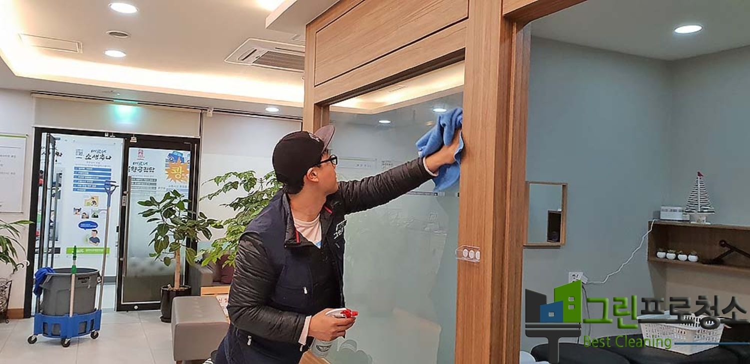 청소 전후 비교된 병원 내부 복도