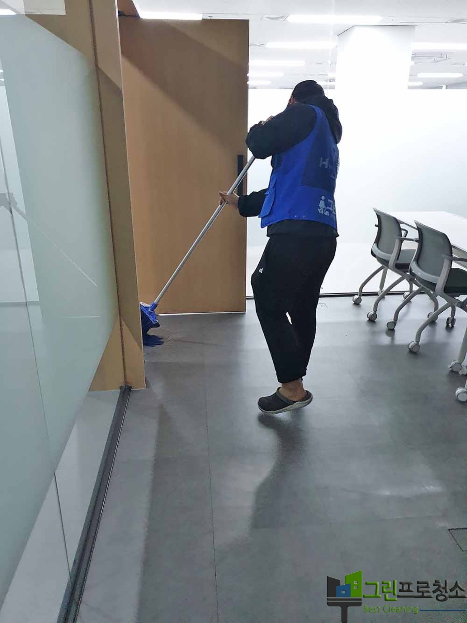 병원 바닥과 입구 청결 상태 이미지 5
