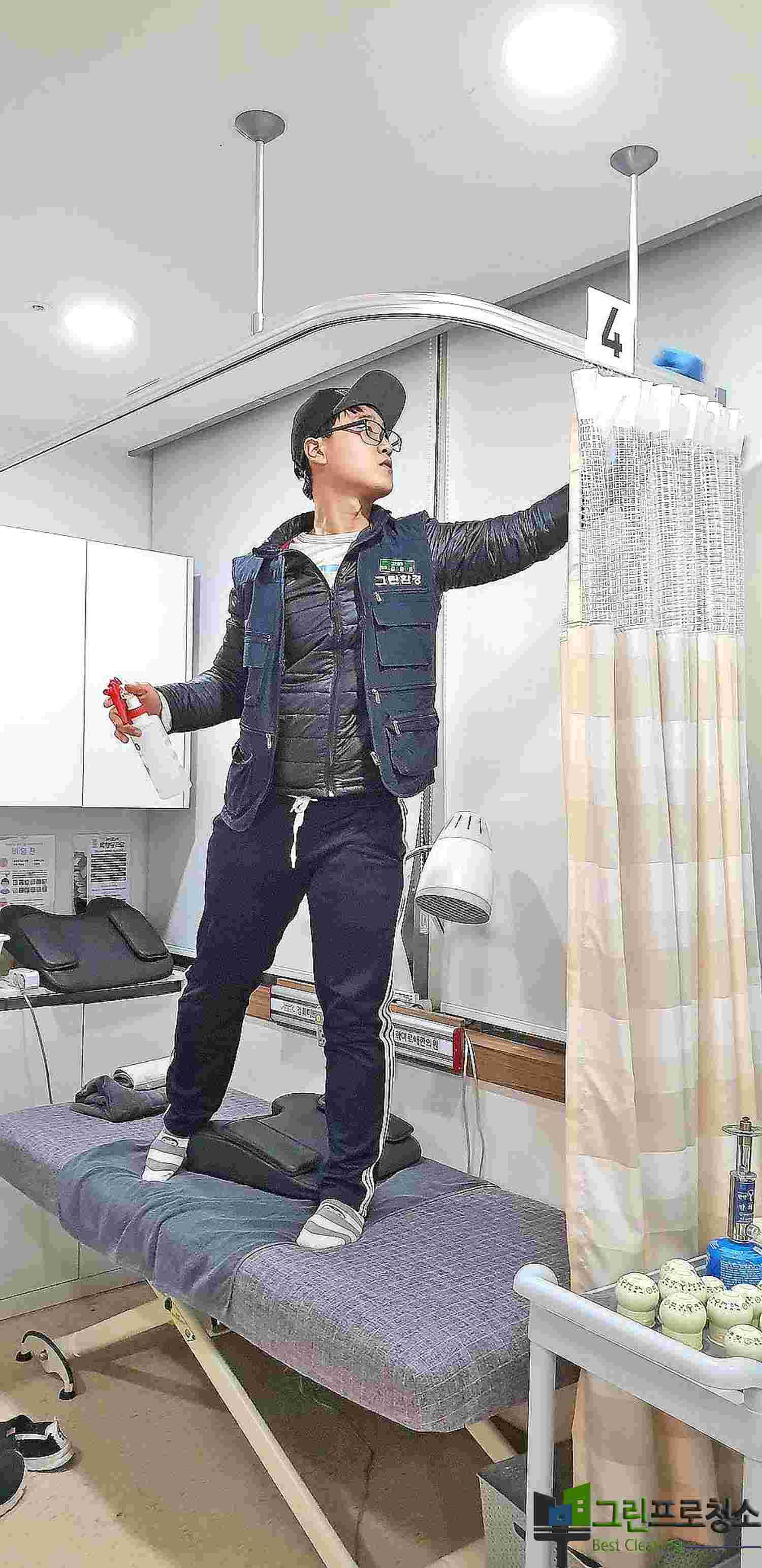 병원 내부 복도 청소 모습