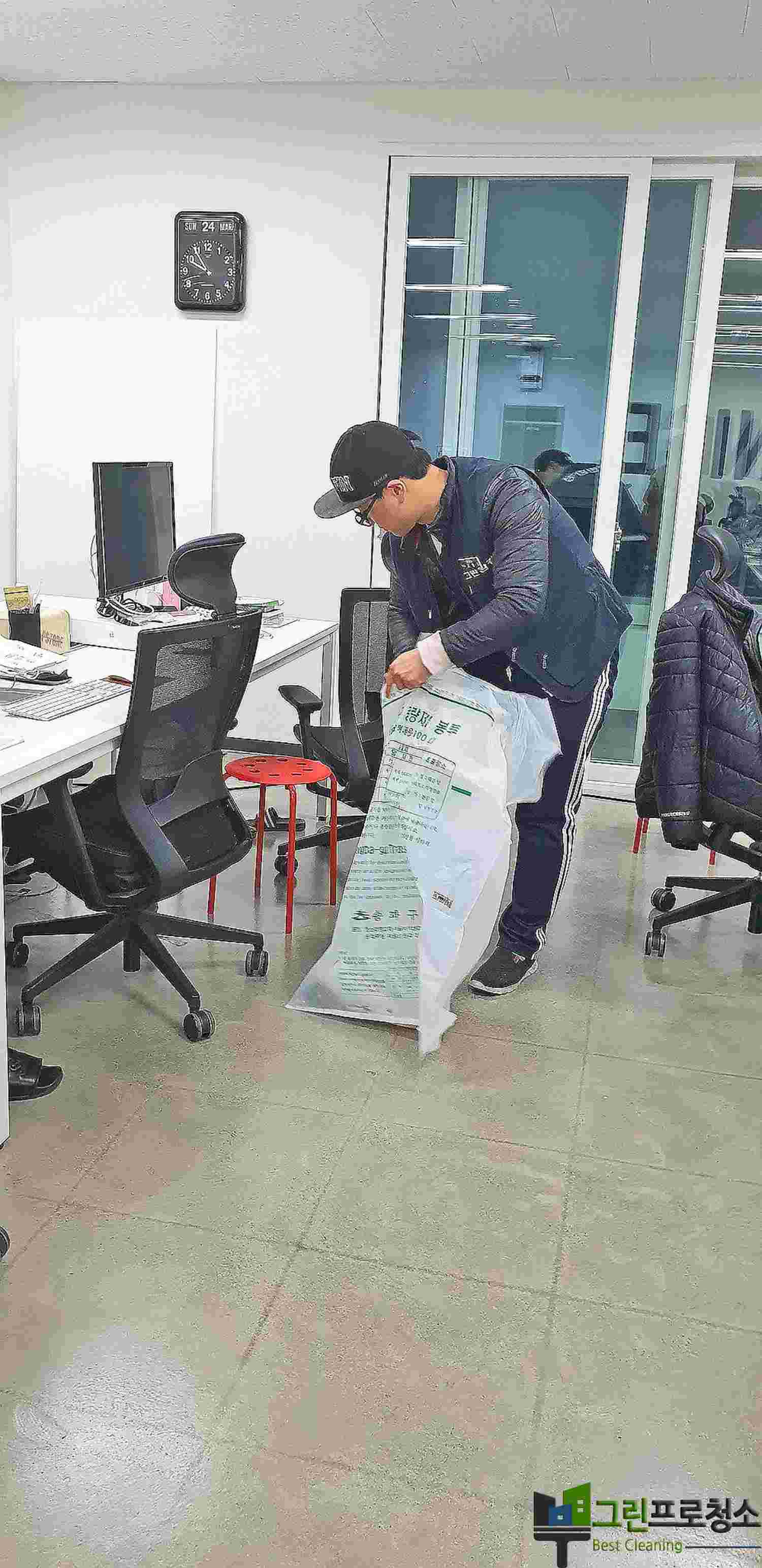 인천 지역 병원 외부 전경과 청소차량