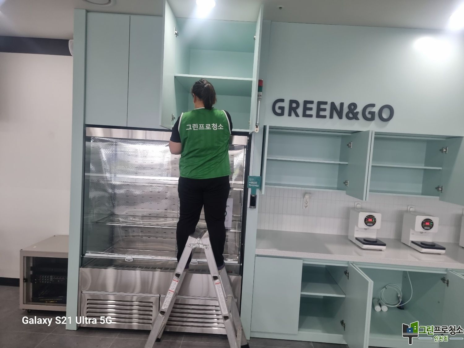 산업현장 분진 청소 모습