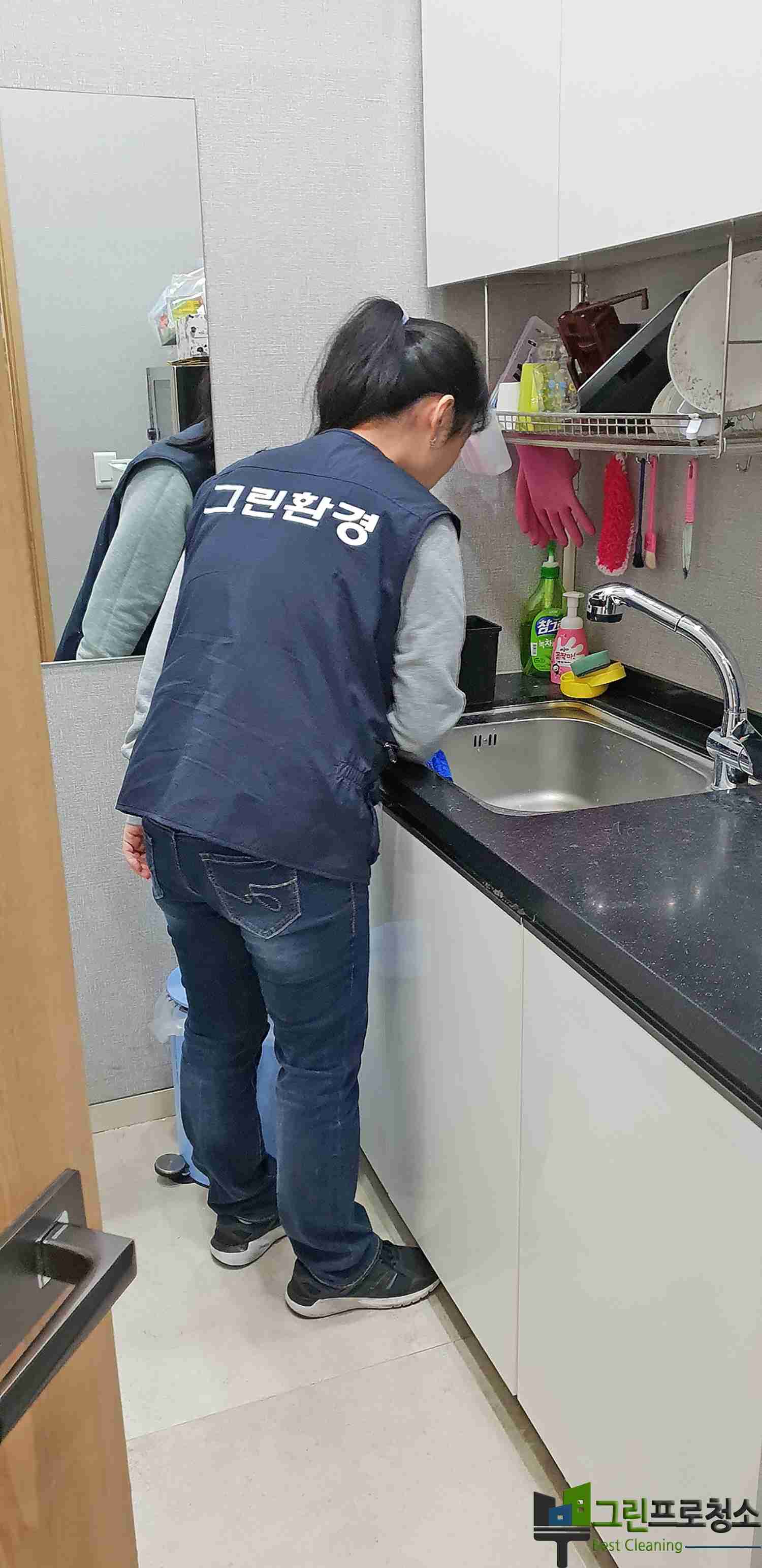 사무실 책상과 주변 정닥 청소 장면