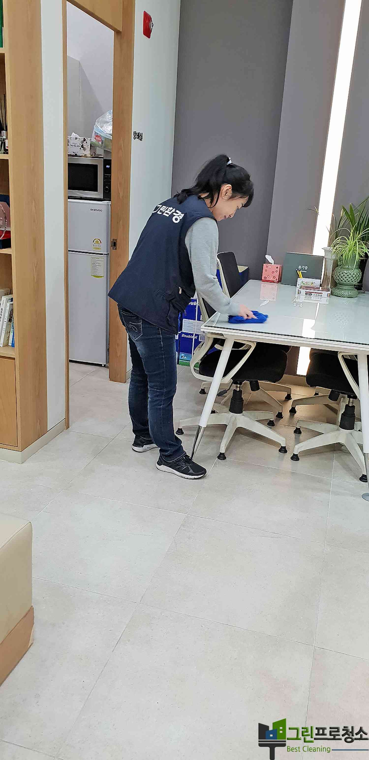 인천 고층 빌딩 내부 청소 모습