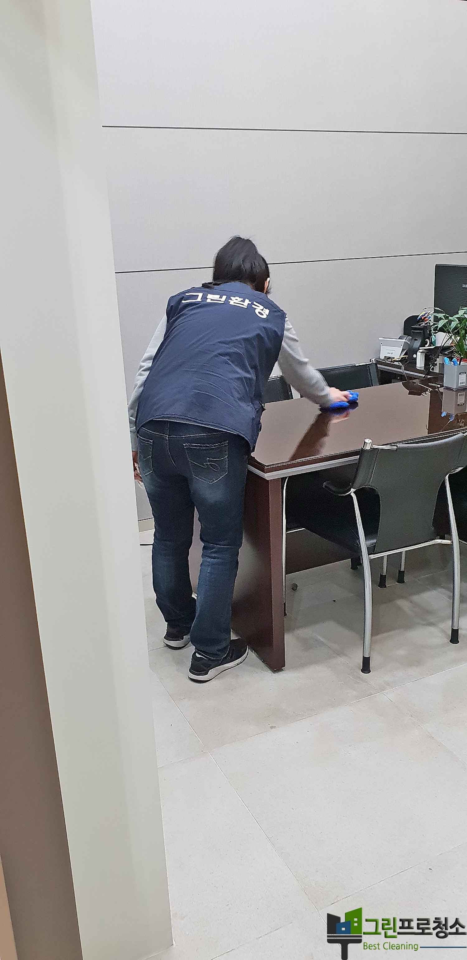 회의실의 사무 가구 및 창문 청소 모습