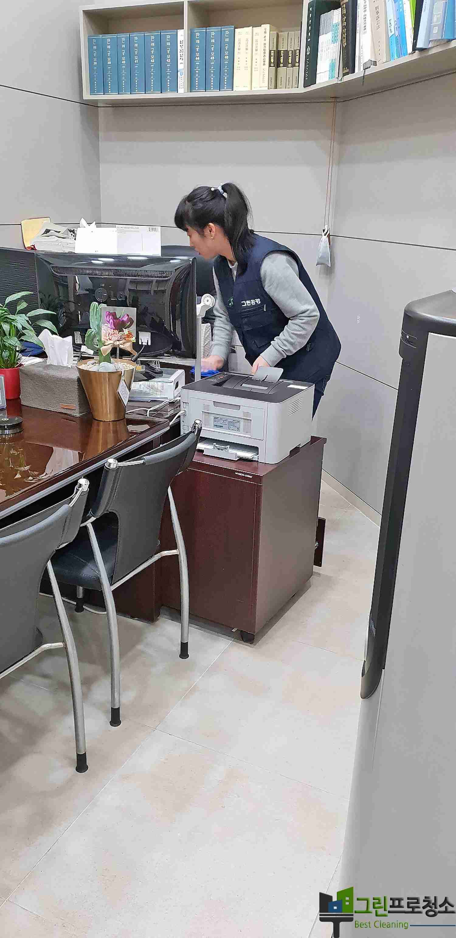 고객 응접 </div>
<div class="contact-box">
<div class="box-content">
<a href="/사무실-정기청소.php" class="text-decoration-none">사무실-정기청소 자세히 보기</a>
</div>
</div>
</div>
<div class="post-date"><hr><i class="far fa-clock"></i> 2022-03-02 00:09:03</div>
</div>
</div>
</div>
<div class="sidebar sticky-sidebar col-lg-3">
<div class="theiaStickySidebar">
<div class="widget">
<div class="tabs">
<ul class="nav nav-tabs" id="tabs-posts" role="tablist">
<li class="nav-item">
<a class="nav-link active" id="home-tab" data-toggle="tab"
href="single-post.php#popular" role="tab" aria-controls="popular"
aria-selected="true">관련후기 더보기</a>
</li>
</ul>
<div class="tab-content" id="tabs-posts-content">
<div class="tab-pane fade show active" id="popular" role="tabpanel">
<div class="post-thumbnail-list">
<div class="post-thumbnail-entry">
<img alt=" 대표사진" src="assets/images/blogs/인천-회사-청소/blogimage1.jpg">
<div class="post-thumbnail-content">
<a href="/인천-회사-청소">인천 회사 청소</a>
<span class="post-date"><i class="far fa-clock"></i> 2023-02-18 17:45:19</span>
</div>
</div>
<div class="post-thumbnail-entry">
<img alt=" 대표사진" src="assets/images/blogs/송도-공장-위생관리-청소/blogimage1.jpg">
<div class="post-thumbnail-content">
<a href="/송도-공장-위생관리-청소">송도 공장 위생관리 청소</a>
<span class="post-date"><i class="far fa-clock"></i> 2023-02-10 00:51:16</span>
</div>
</div>
<div class="post-thumbnail-entry">
<img alt=" 대표사진" src="assets/images/blogs/송도-매일-사무실-청소-가능한-곳/blogimage1.jpg">
<div class="post-thumbnail-content">
<a href="/송도-매일-사무실-청소-가능한-곳">송도 매일 사무실 청소 가능한 곳</a>
<span class="post-date"><i class="far fa-clock"></i> 2023-05-14 02:34:13</span>
</div>
</div>
</div>
<!--tab-pane-->
</div>
<!--tab-content-->
</div>
<!--tabs-->
</div>
<!--widget-->
</div>
<div class="widget widget-tags">
<h4 class="widget-title font_weight_600">Tags</h4>
<div class="tags">
<a href="/인테리어청소.php">사무실 입주청소</a>
<a href="/사무실-입주청소.php">사무실 인테리어청소</a>
<a href="/창문청소.php">사무실 창문청소</a>
</div>
<!--widget-->
</div>
<!--theiaStickySidebar-->
</div>
<!--sidebar-->
</div>
<!--row-->
</div>
</div>
<!--container-->
</section>
<section class="contact-section page-contact">
<figure class="offer-top-layout mb-0">
<img src="assets/images/offer-top-layout.png" alt="공통으로 쓰는 꾸미는 레이어입니다." class="img-fluid">
</figure>
<div class="container">
<div class="row">
<div class="col-lg-5 col-md-12 col-sm-12 col-12">
<div class="contact_content" data-aos="fade-right" data-aos-once="true">
<h6>Contact Info</h6>
<h2>연락 정보</h2>
<div class="contact-box">
<div class="box-image">
<figure class="contact-location">
<i class="fa-solid fa-map-location-dot"></i>
</figure>
</div>
<div class="box-content">
<h4>주소: </h4>
<p class="text">인천광역시 연수구 하모니로 158, D동 3층</p>
</div>
</div>
<div class="contact-box">
<div class="box-image">
<figure class="contact-email">
<i class="fa-solid fa-at"></i>
</figure>
</div>
<div class="box-content">
<h4 class="heading">메신저:</h4>
<p>
<a href="mailto:support@example.com" class="text-decoration-none">카카오톡 : 그린프로청소</a>
</p>
<p>
<a href="mailto:greencleanup@naver.com" class="mb-0 text-decoration-none">이메일 : greencleanup@naver.com</a>
</p>
</div>
</div>
<div class="contact-box box-mb">
<div class="box-image">
<figure class="contact-phone">
<i class="fa-solid fa-mobile"></i>
</figure>
</div>
<div class="box-content">
<h4 class="heading">대표번호 :</h4>
<p>
<a href="tel:1877-2795" class="text-decoration-none text">1877-2795 클릭</a>
</p>
</div>
</div>
</div>
</div>
<div class="col-lg-7 col-md-12 col-sm-12 col-12">
<div class="need-section">
<figure class="offer-circle-drop mb-0">
<img src="assets/images/offer-circle-drop.png" alt="공통으로 쓰는 꾸미는 레이어입니다." class="img-fluid">
</figure>
<div class="need_content">
<h6 class="text-white">Write to us</h6>
<h2 class="text-white">간편 견적</h2>
<form id="contactpage" method="POST" action="mail.php">
<div class="row">
<div class="col-12">
<div class="form-group mb-0">
<input type="hidden" name="mainArea" value="인천">
<input type="text" class="form_style" placeholder="주소(동까지)" name="cleanArea">
</div>
</div>
<div class="col-12">
<div class="form-group mb-0">
<input type="text" class="form_style" placeholder="전화번호" name="cleanTell">
</div>
</div>
<div class="col-lg-12">
<div class=" form-group mb-0">
<textarea class="form_style" placeholder="작업내용(청소종류, 평수, 작업 예정일 or 정기청소 주 몇회)" rows="3" name="cleanType"></textarea>
</div>
</div>
</div>
<div class="manage-button text-center">
<button type="submit" class="send_now text-white text-decoration-none">요청하기
<i class="circle fa-thin fa-arrow-right"></i>
</button>
</div>
</form>
</div>
</div>
</div>
</div>
</div>
<figure class="offer-bottomlayer mb-0">
<img src="assets/images/offer-bottomlayer.png" alt="공통으로 쓰는 꾸미는 레이어입니다." class="img-fluid">
</figure>
</section>
<!-- Footer -->
<section class=footer-section page-footer>
<div class="container">
<figure class="mb-0 about-drop-left">
<img src="assets/images/about-drop-right.png" alt="공통으로 쓰는 꾸미는 레이어입니다." class="img-fluid">
</figure>
<div class="middle-portion">
<div class="row">
<div class="col-lg-4 col-md-5 col-sm-6 col-12">
<div class="first-column">
<a href="index.php">
<figure class="footer-logo">
<img src="assets/images/logo-인천.png" class="img-fluid" alt="공통으로 쓰는 꾸미는 레이어입니다.">
</figure>
</a>
<p class="text-size-18 footer-text">그린프로청소는 환경 친화성, 전문성, 맞춤형 서비스, 고객 중심 접근,
신뢰와 안전성 등 다양한 측면에서 고객들에게 최상의 청소 서비스를 제공하기 위해 노력하고 있습니다.</p>
<div class="lower">
<div class="lower-content">
<figure class="icon">
<i class="fa-solid fa-phone-volume"></i>
</figure>
<div class="content">
<span class="text-white">대표번호:</span>
<a class="text-size-18 mb-0 text text-decoration-none" href="tel:1877-2795">1877-2795</a>
</div>
</div>
<div class="lower-content">
<figure class="icon">
<i class="fa-solid fa-envelope-open-text"></i>
</figure>
<div class="content">
<span class="text-white">카카오톡:</span>
<a href="mailto:info@example.com" class="text-size-18 mb-0 text-decoration-none">그린프로청소</a>
</div>
</div>
</div>
</div>
</div>
<div class="col-lg-2 col-md-3 col-sm-12 col-12 d-md-block d-none">
<div class="links list-pd">
<h4 class="heading text-white">서비스들</h4>
<ul class="list-unstyled mb-0">
<li><a href="사업장청소.php" class="text-size-18 text text-decoration-none">사업장청소</a></li>
<li><a href="특수청소.php" class="text-size-18 text text-decoration-none">특수청소</a></li>
<li><a href="정기청소.php" class="text-size-18 text text-decoration-none">정기청소</a></li>
<li><a href="바닥청소.php" class="text-size-18 text text-decoration-none">바닥청소</a></li>
<li><a href="홈클리닝.php" class="text-size-18 text text-decoration-none">홈클리닝</a></li>
<li><a href="작업후기.php" class="text-size-18 text text-decoration-none">작업후기</a></li>
<li><a href="블로그.php" class="text-size-18 text text-decoration-none">블로그</a></li>
</ul>
</div>
</div>
<div class="col-lg-2 col-md-2 col-sm-12 col-12 d-lg-block d-none">
<div class="links">
<h4 class="heading text-white">연락방법</h4>
<ul class="list-unstyled mb-0">
<li><a href="tel:1877-2795" class="text-size-18 text text-decoration-none">인천점 전화</a></li>
<li><a href="mailto:greencleanup@naver.com" class="text-size-18 text text-decoration-none">메일보내기</a>
</li>
<li><a href="team.html" class="text-size-18 text text-decoration-none">카카오톡</a></li>
<li><a href="contact.php" class="text-size-18 text text-decoration-none">빠른견적</a></li>
<li><a href="https://www.greencleaning.co.kr" target="_blank" class="text-size-18 text text-decoration-none">본사 그린프로청소</a>
</li>
</ul>
</div>
</div>
<div class="col-lg-4 col-md-4 col-sm-6 col-12 d-sm-block d-none">
<div class="icons">
<h4 class="heading mb-0 text-white">빠른견적</h4>
<h4 class="heading text-white">연락처만 남겨주세요.</h4>
<p class="text-size-18 footer-text text-white">저희 작업중이거나 상담사가 통화중 연결이 안될 때 연락처 남겨주세요. 바로 연락드리겠습니다.</p>
<form id="contactpage1" method="POST" action="contact-form.php">
<div class="form-group mb-0">
<input type="text" class="form_style" placeholder="연락가능한 번호 남겨주세요." name="cleanTell">
<input type="hidden" name="cleanType" value="간략">
<input type="hidden" name="cleanArea" value="간략">
<input type="hidden" name="mainArea" value="인천">
</div>
<button type="submit" class="subscribe_now text-white text-decoration-none">전송 하기
<i class="circle fa-thin fa-arrow-right"></i>
</button>
</form>
</div>
</div>
</div>
</div>
<div class="copyright">
<div class="container">
<div class="row copyright-border">
<div class="col-lg-6 col-md-6 col-sm-12 co-12 column">
<p class="text-size-16">상호 : 사무실 식당 공장 정기청소 그린프로청소 인천점 이름: 김하나</p>
<p class="text-size-16">Copyright ©2019 https://greenproincheon.cafe24.com All Rights Reserved</p>
</div>
</div>
</div>
</div>
<figure class="footer-dotimage mb-0">
<img src="assets/images/footer-dotimage.png" alt="공통으로 쓰는 꾸미는 레이어입니다." class="img-fluid">
</figure>
<figure class="footer-leftlayer mb-0">
<img src="assets/images/common-layer-white.png" alt="공통으로 쓰는 꾸미는 레이어입니다." class="img-fluid comon-img-opa">
</figure>
</div>
</section>
<a id="btn-call-to-action" class="get_started button1 text-white text-decoration-none" href="tel:1877-2795">
지금 전화 않으면, 내일도 그대로! 인천시 외 수도권도 OK! </br>
<span><i class="fa-solid fa-phone"></i> 1877-2795 — 지금 <sapn class="click"> 주황색을 클릭</span>하세요!</span>
</a>
<div class="modal" tabindex="-1" role="dialog" id="myModal">
<div class="modal-dialog" role="document">
<div class="modal-content">
<div class="modal-header">
<h5 class="modal-title">예약요청 결과</h5>
<button type="button" class="close" data-dismiss="modal" aria-label="Close">
<span aria-hidden="true">×</span>
</button>
</div>
<div class="modal-body">
<p class="modal-result"></p>
</div>
<div class="modal-footer">
<button type="button" class="btn btn-secondary" data-dismiss="modal">닫기</button>
</div>
</div>
</div>
</div>
<!-- Latest compiled JavaScript -->
<script src="assets/js/jquery-3.6.0.min.js"> </script>
<script src="assets/js/bootstrap.min.js"> </script>
<script src="assets/js/video_link.js"></script>
<script src="assets/js/video.js"></script>
<script src="assets/js/counter.js"></script>
<script src="assets/js/owl.carousel.js"></script>
<script src="assets/js/custom-carousel.js"></script>
<script src="assets/js/custom.js"></script>
<script src="assets/js/animation_links.js"></script>
<script src="assets/js/animation.js"></script>
</body>
</html>