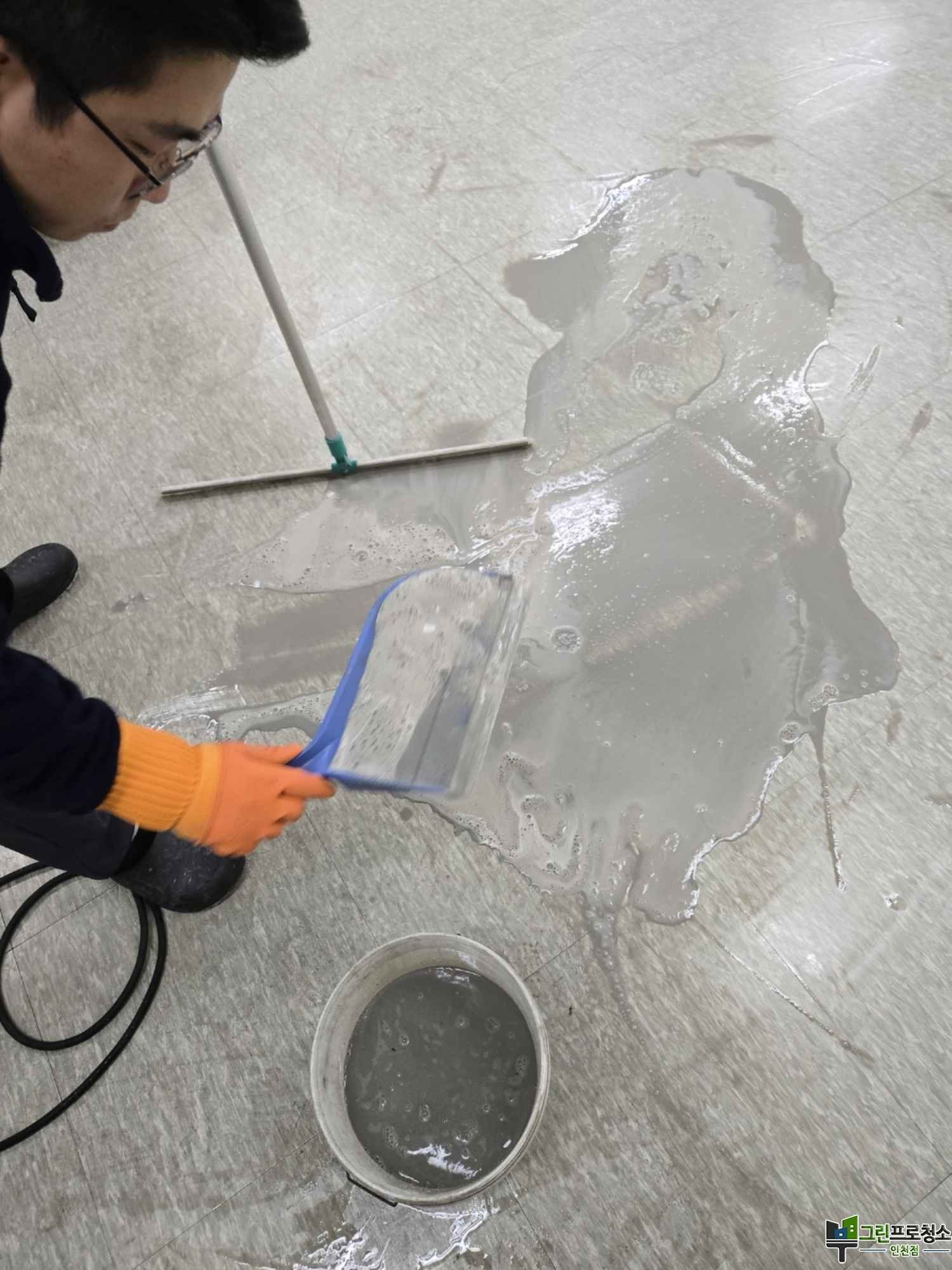 왁스 코팅 작업 진행 중